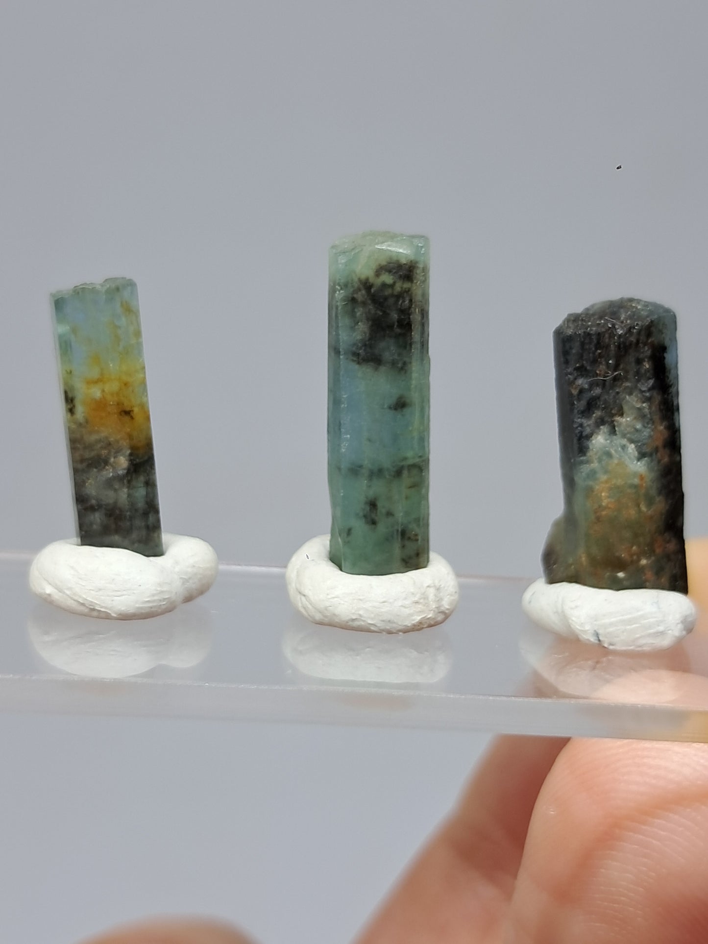 Conjunto de 3 Aguamarinas (Karur) Cristales Hexagonales en Bruto | Ejemplar Mineral n.° AQM37