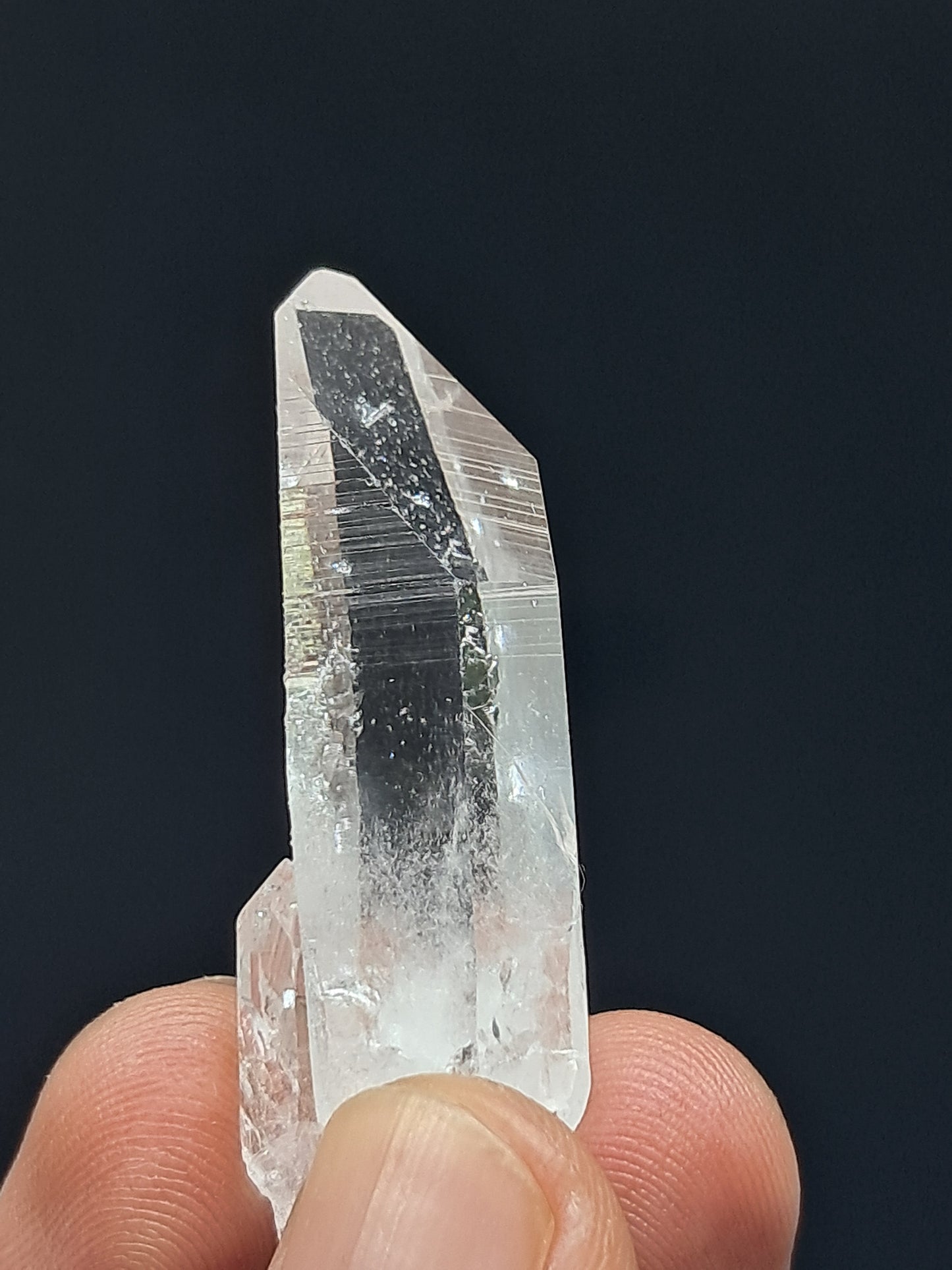 Cristal prismático de cuarzo transparente (Santander, Colombia) Punta natural | Ejemplar mineral n.° COQ24