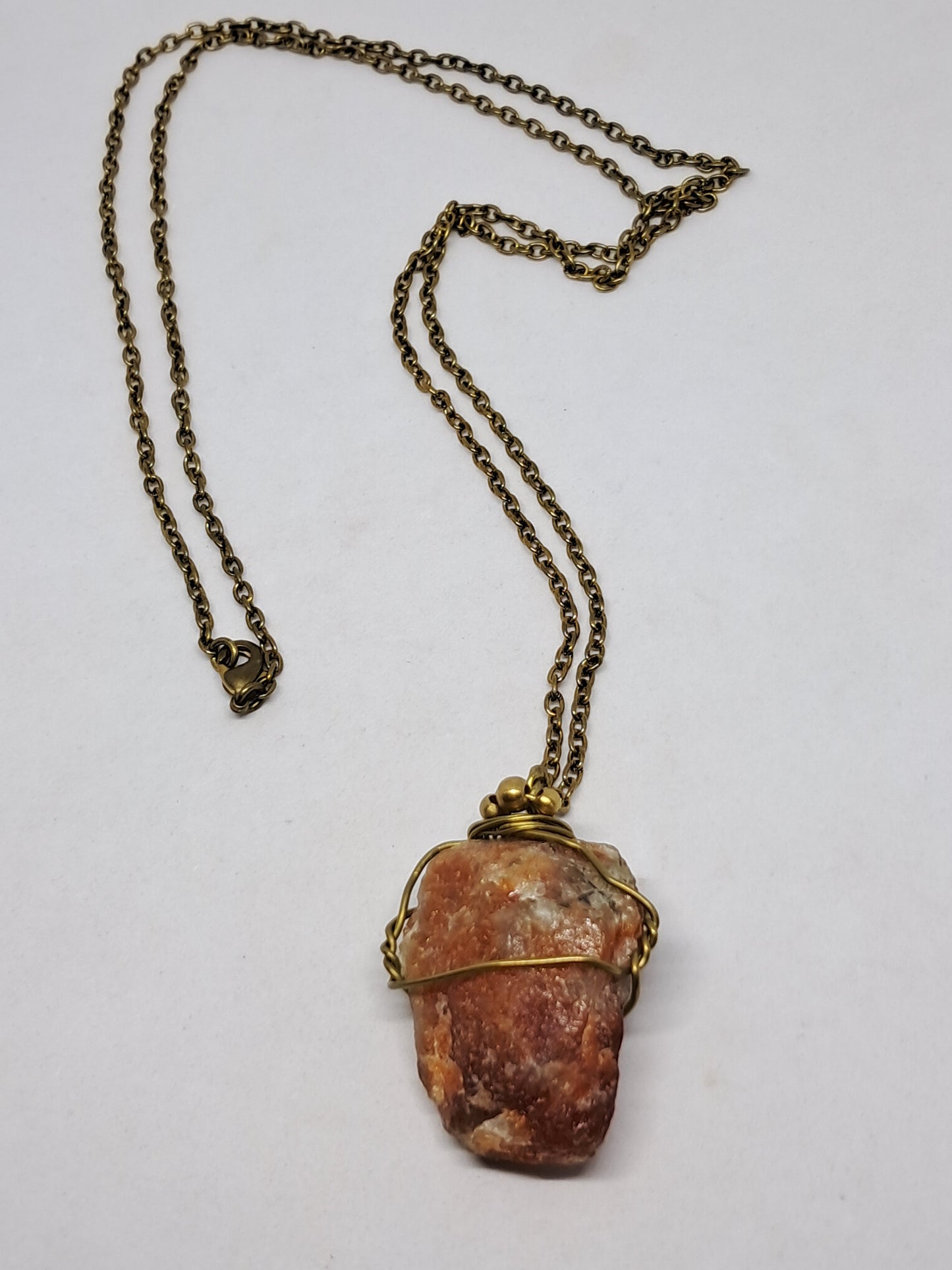 Piedra solar natural en bruto envuelta en latón con 3 cuentas de latón | Colgante hecho a mano | Joyería artesanal | Collar | Unisex #JL20