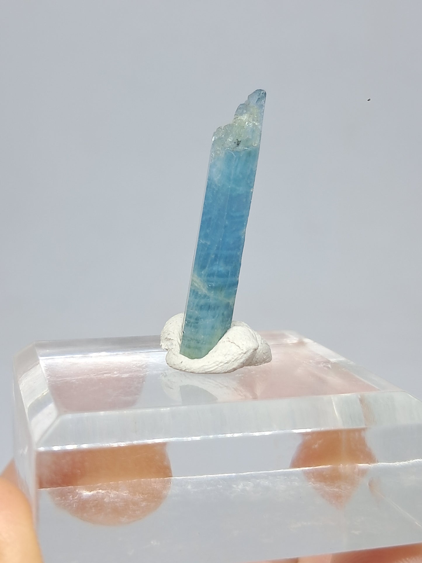 Aguamarina de alta calidad (Karur) en bruto, cristal hexagonal | Ejemplar mineral n.° AQM18