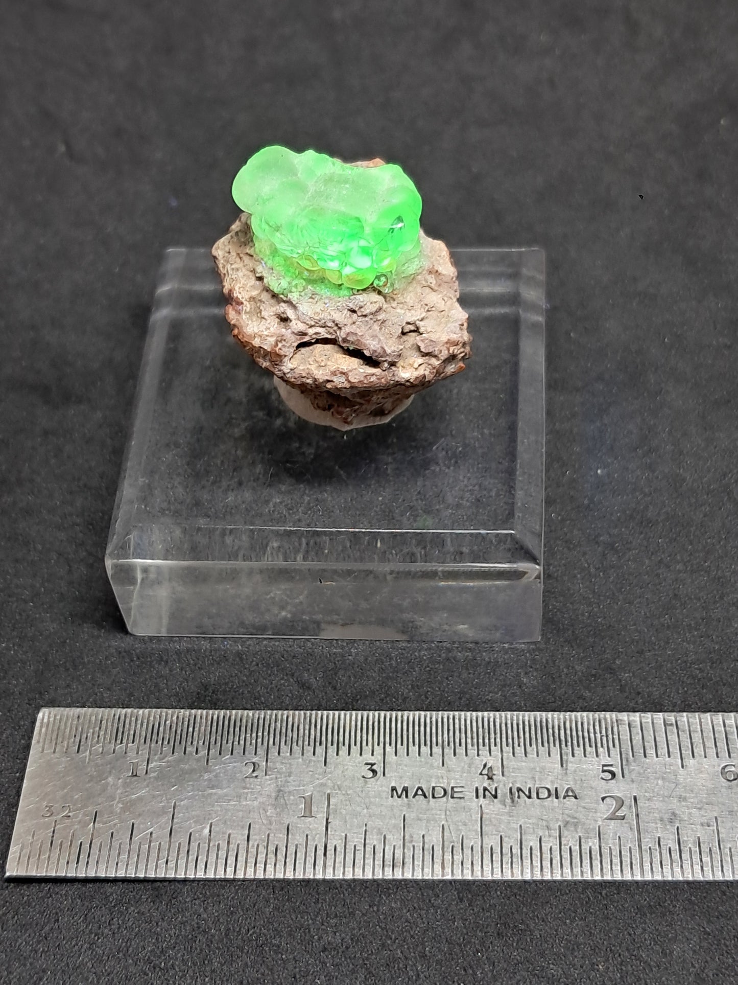 Ópalo hialita reactivo a los rayos UV en matriz (México), piedra cristalina en bruto | Ejemplar mineral n.° OH2