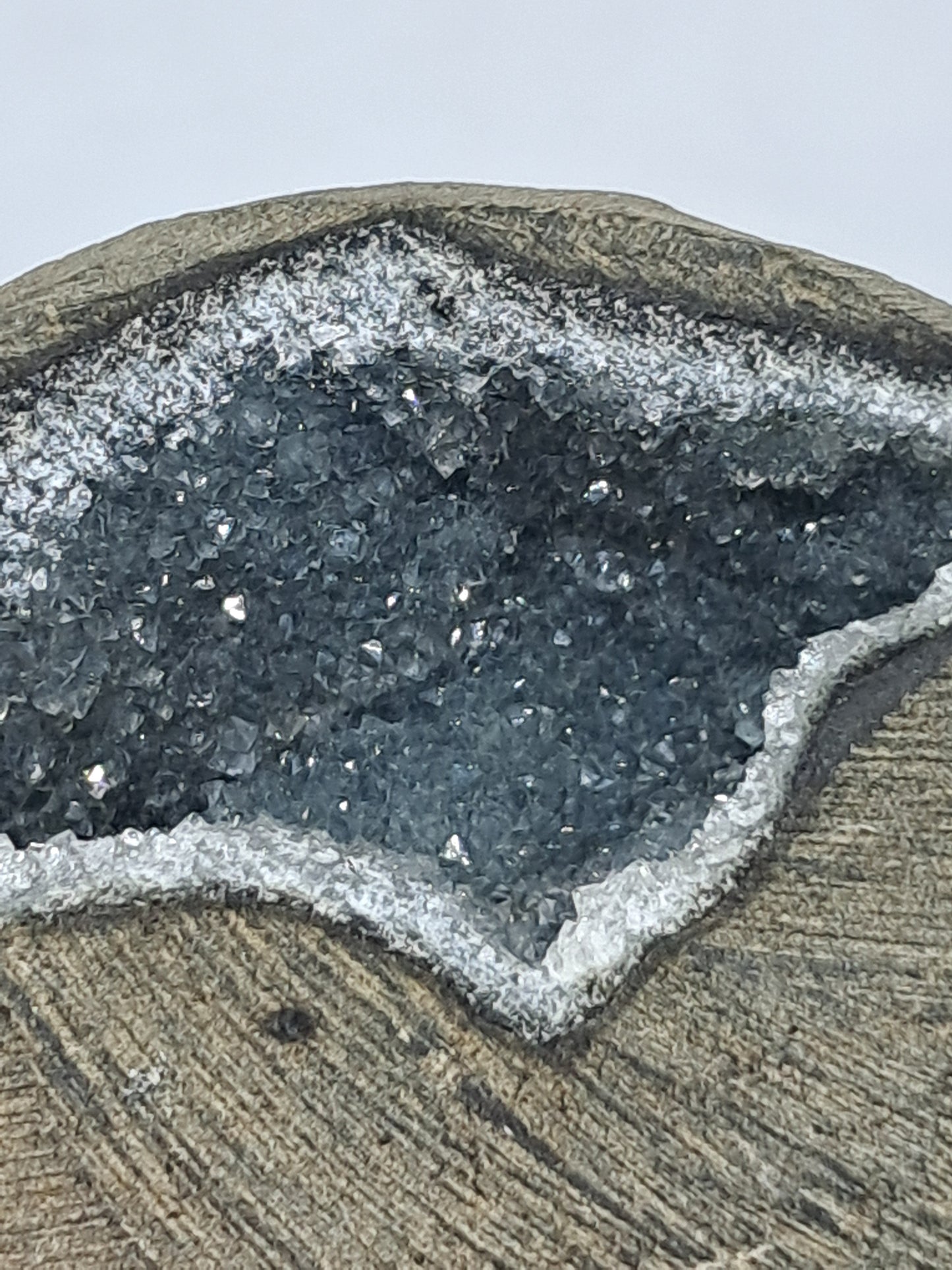 Calcedonia negra en geoda de basalto (Nashik) | Cristal natural | Ejemplar mineral n.° BC22