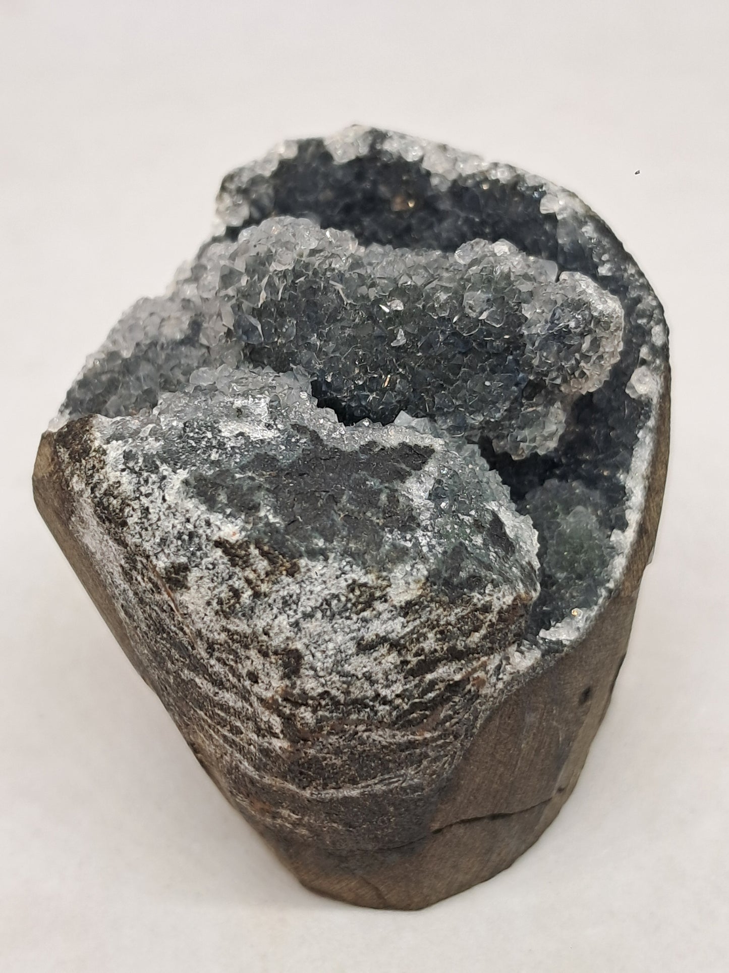 Calcedonia negra en geoda de basalto (Nashik) | Cristal natural | Ejemplar mineral n.° BC15