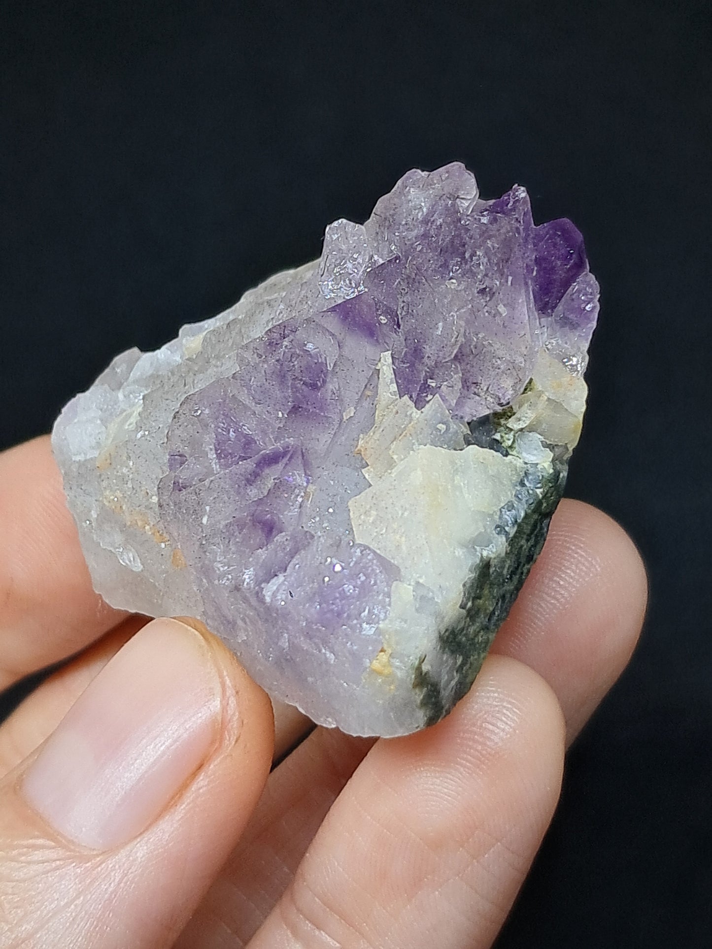 Amatista Elestial sobre cuarzo con feldespato (Karur) | Aglomerado de cristales en bruto | Piedra natural | Ejemplar mineral n.° KA125