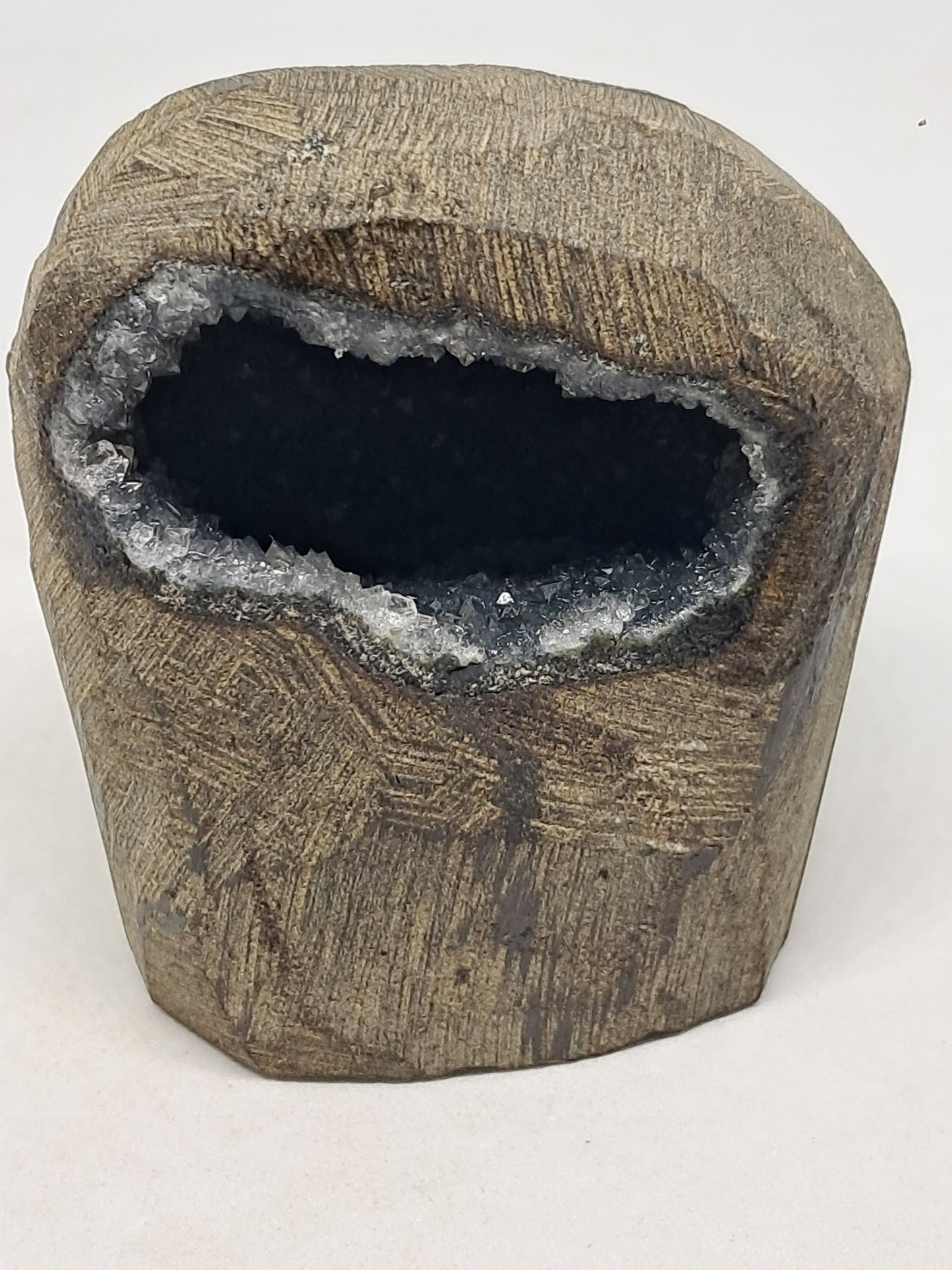 Calcedonia negra en geoda de basalto (Nashik) | Cristal natural | Ejemplar mineral n.° BC12