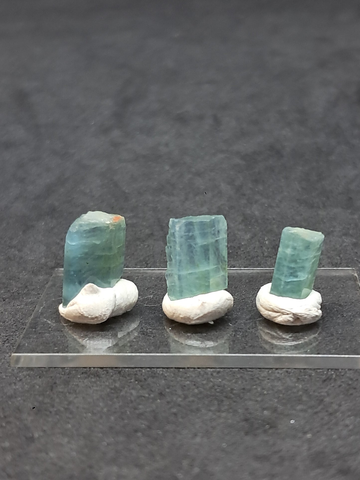 Conjunto de 3 cristales hexagonales de aguamarina (Karur) en bruto | Ejemplar mineral n.° AQM33