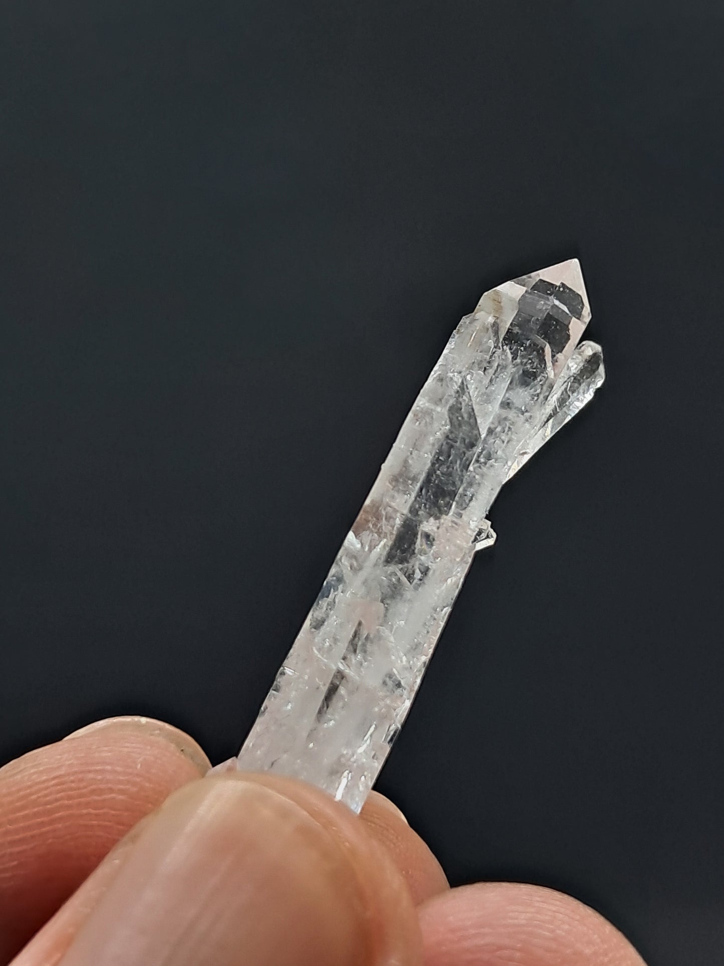 Cristal de cuarzo transparente Faden (Santander, Colombia) Punta natural | Ejemplar mineral n.° COQ31