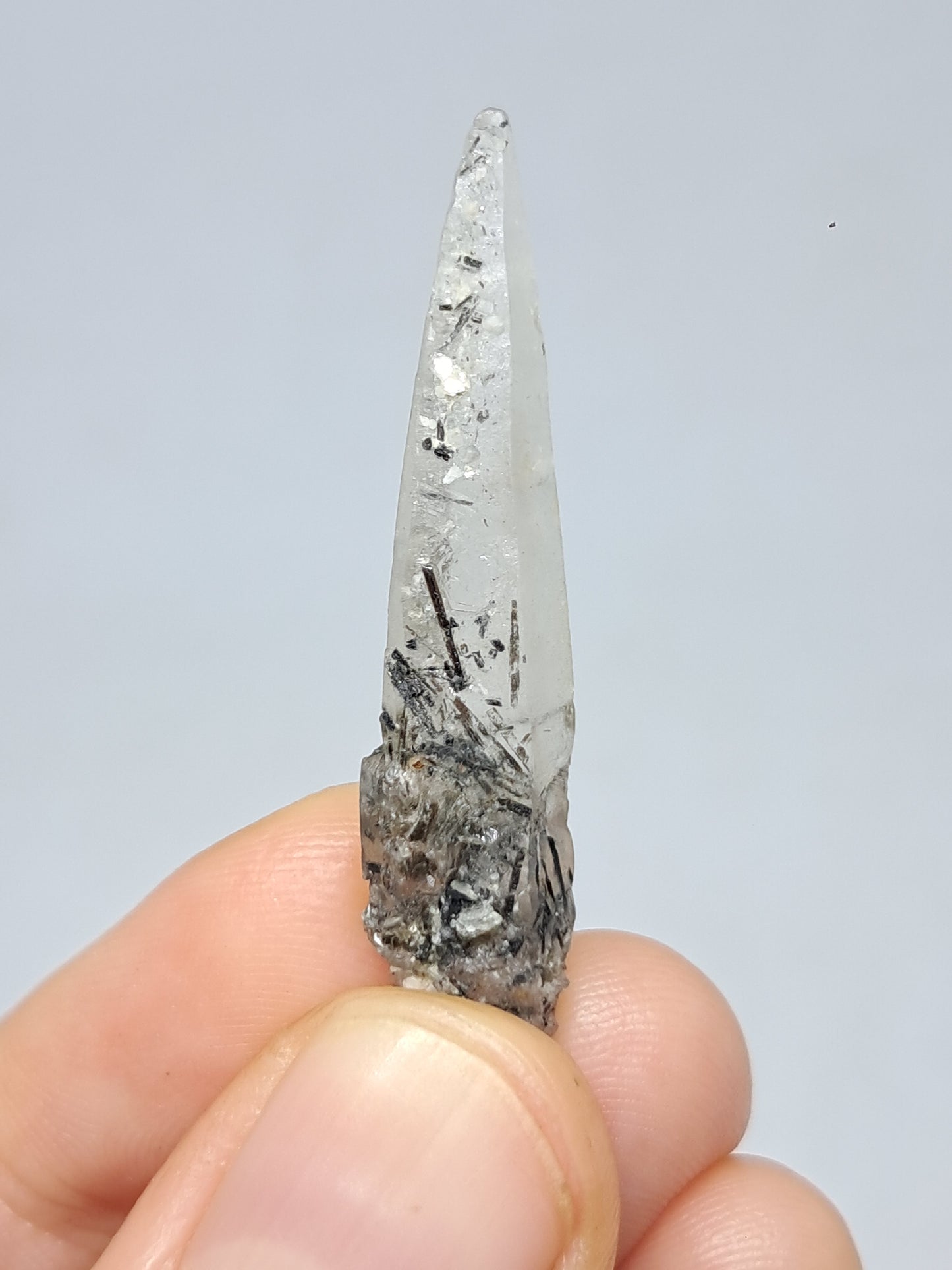 Punta de cristal de cuarzo turmalinado (karur), piedra natural | Ejemplar mineral n.° TQ27