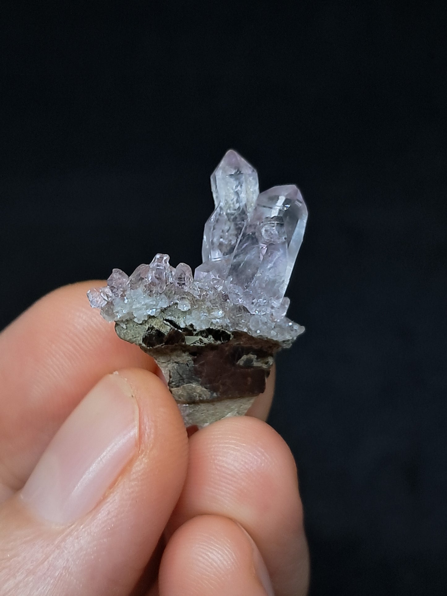 Cúmulo de cetro de amatista sobre base de calcedonia y mica Elestial (Karur) | Cúmulo de cristal | Piedra natural | Ejemplar mineral n.° KA99
