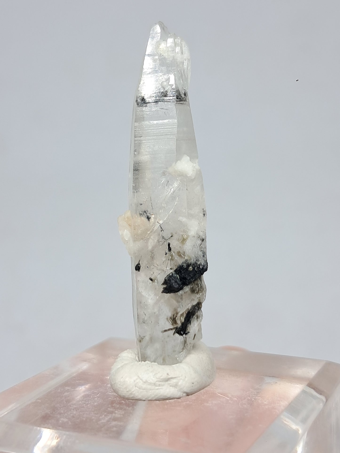 Punta de cristal de cuarzo turmalinado (karur), piedra natural | Ejemplar mineral n.° TQ28