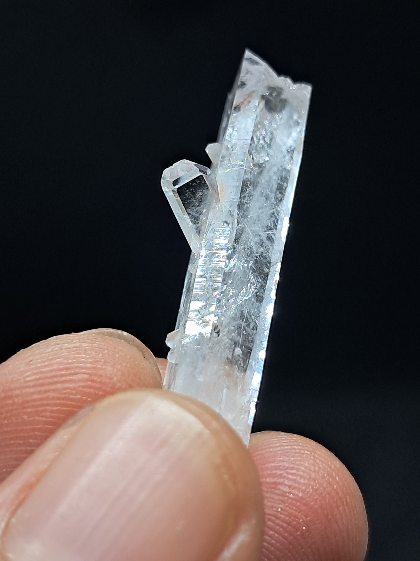 Cristal de cuarzo transparente Faden (Santander, Colombia) Punta natural | Ejemplar mineral n.° COQ33