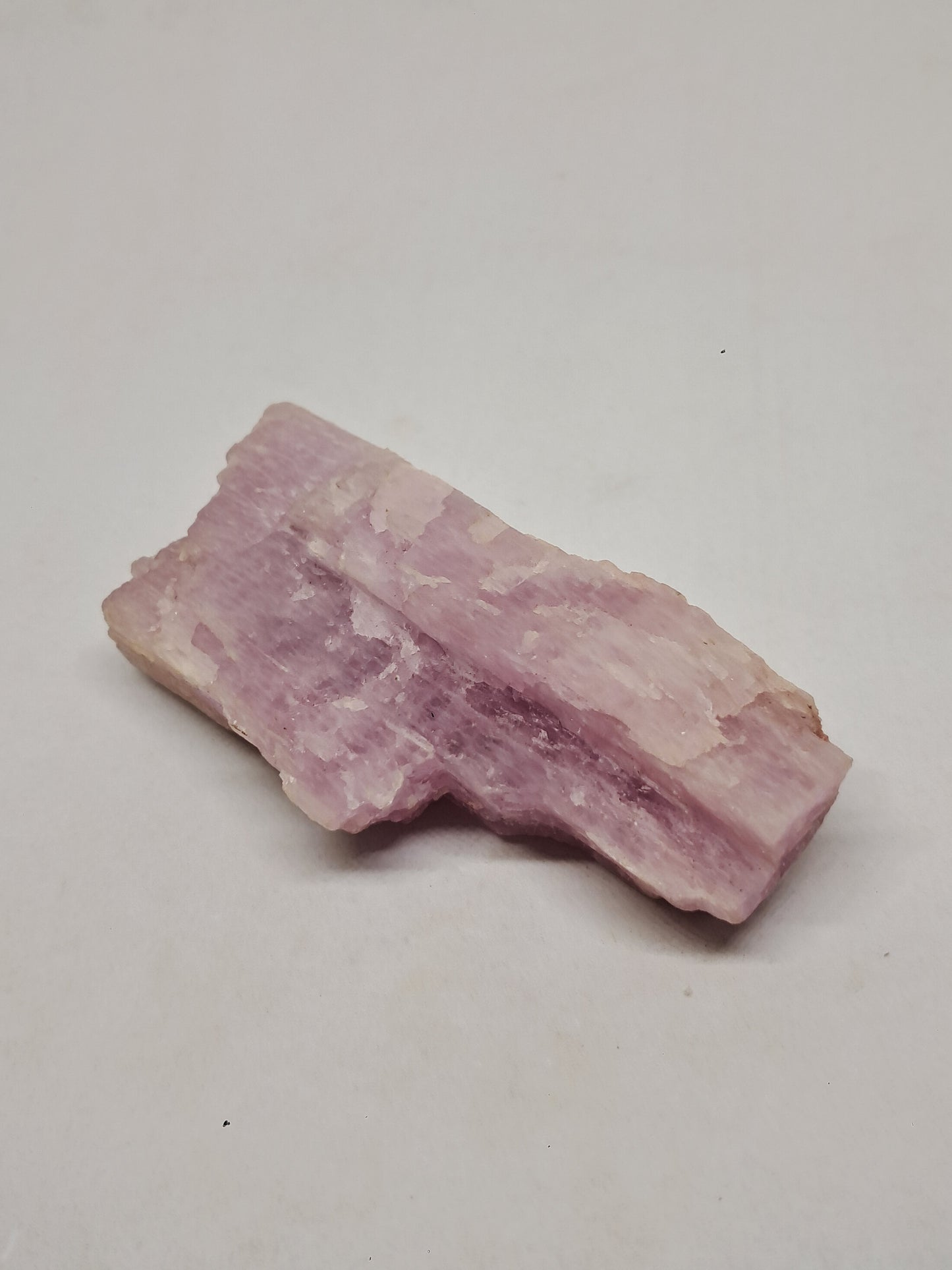 Cristal de kunzita en bruto (Madagascar), piedra natural en bruto | Ejemplar de espodumena n.° KZ1
