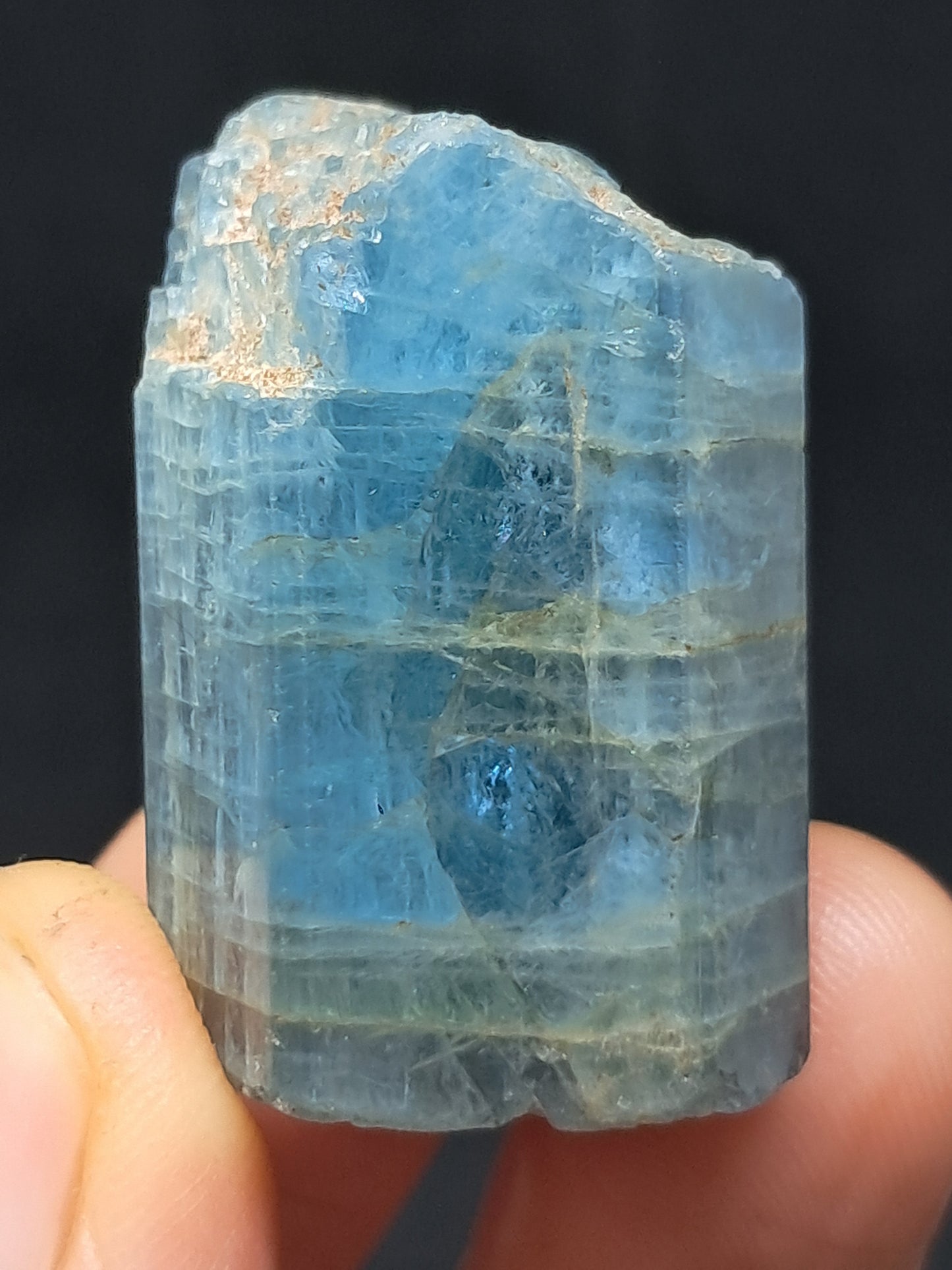Aguamarina de alta calidad (Karur) en bruto, cristal hexagonal | Ejemplar mineral n.° AQM17