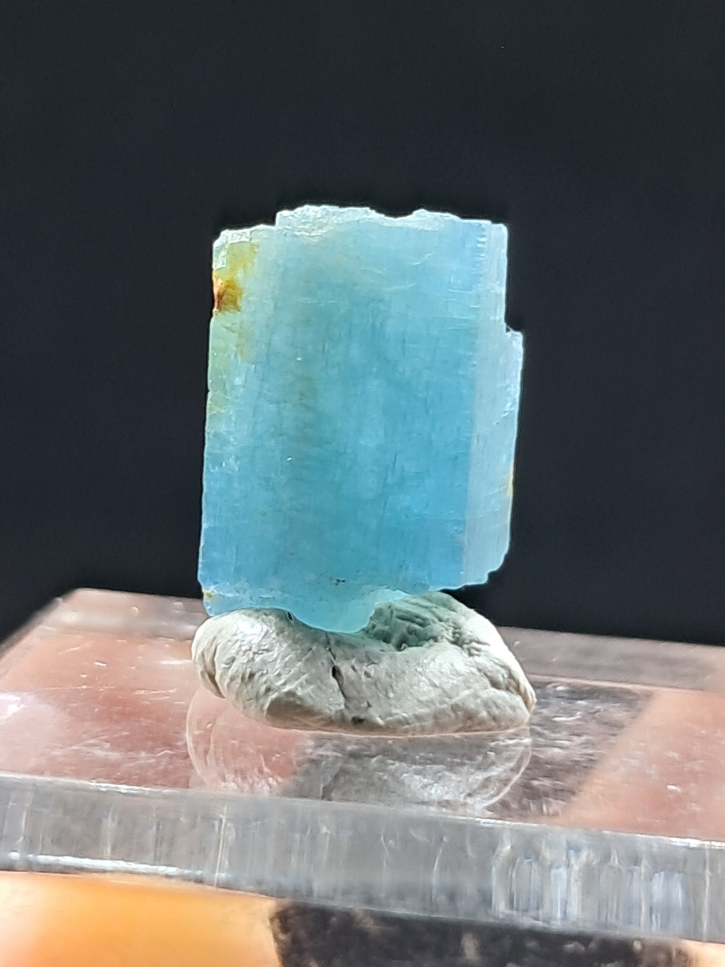 Aguamarina de alta calidad (Karur) en bruto, cristal hexagonal | Ejemplar mineral n.° AQM15