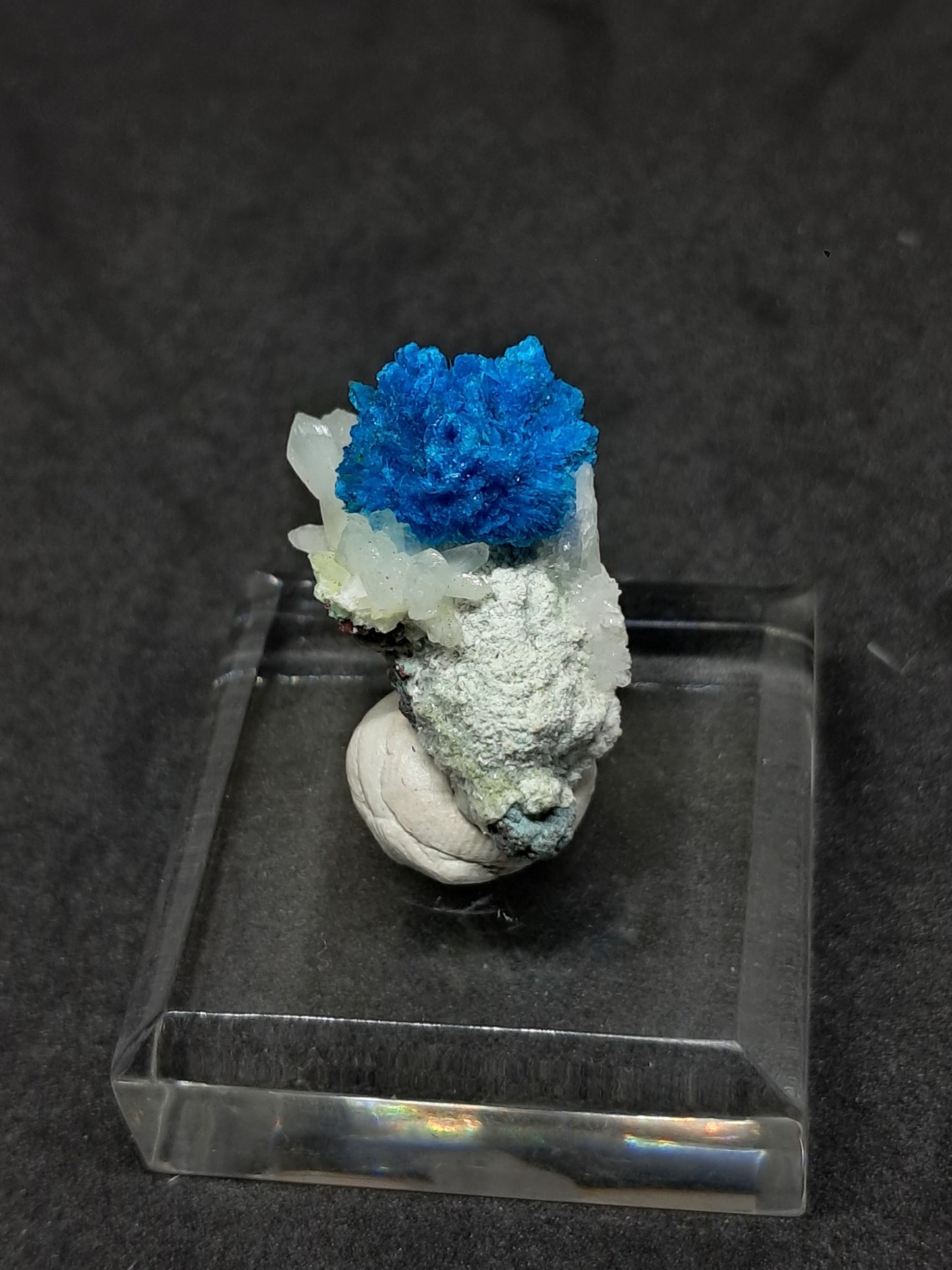 Pentagonita con estilbita sobre matriz de heulandita (wagholi), piedra en bruto | Cristal natural | Ejemplar mineral raro n.° CV27