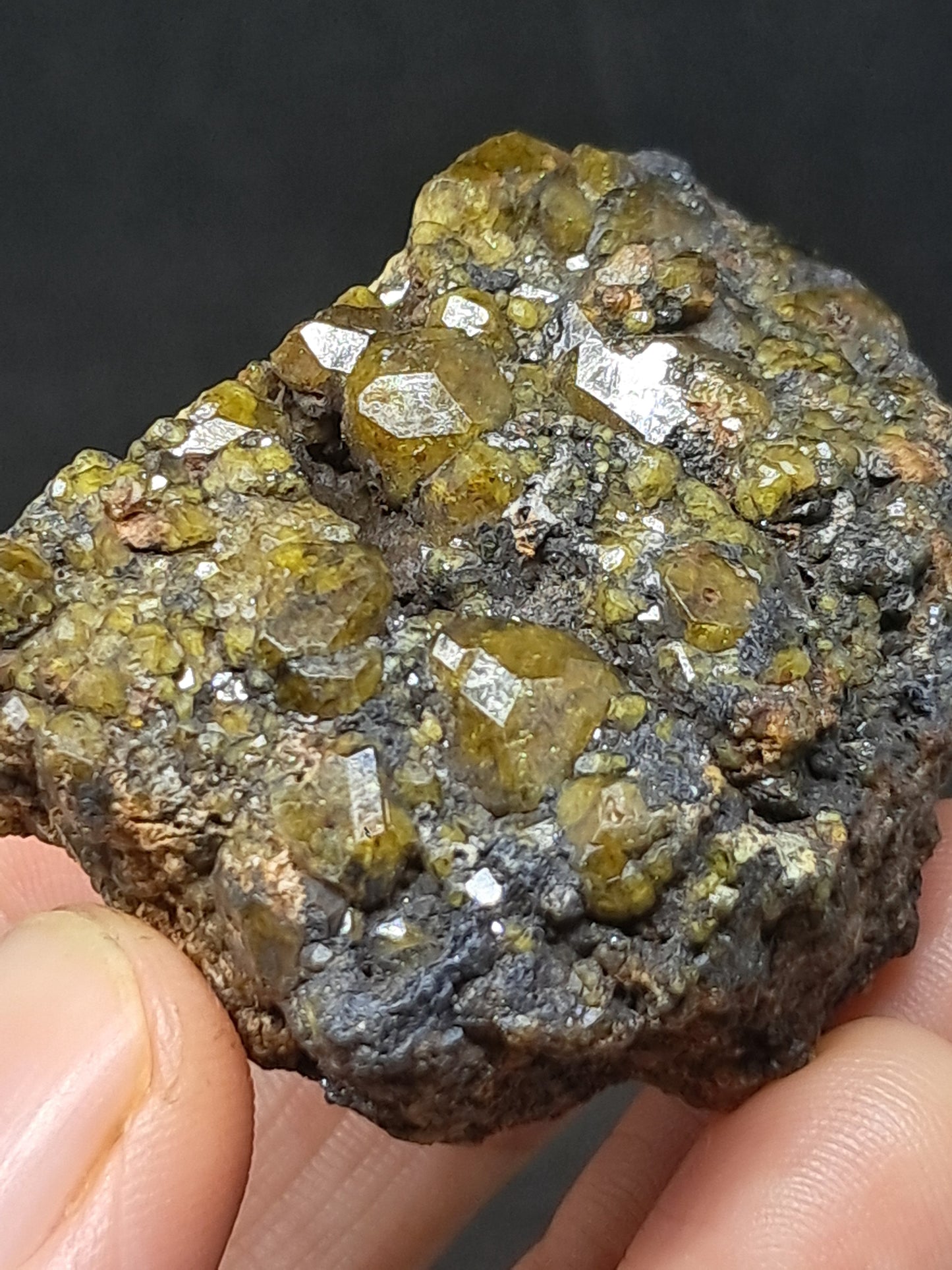 Cúmulo de granate verde en matriz (México) | Cristal en bruto | Ejemplar mineral n.° GR16