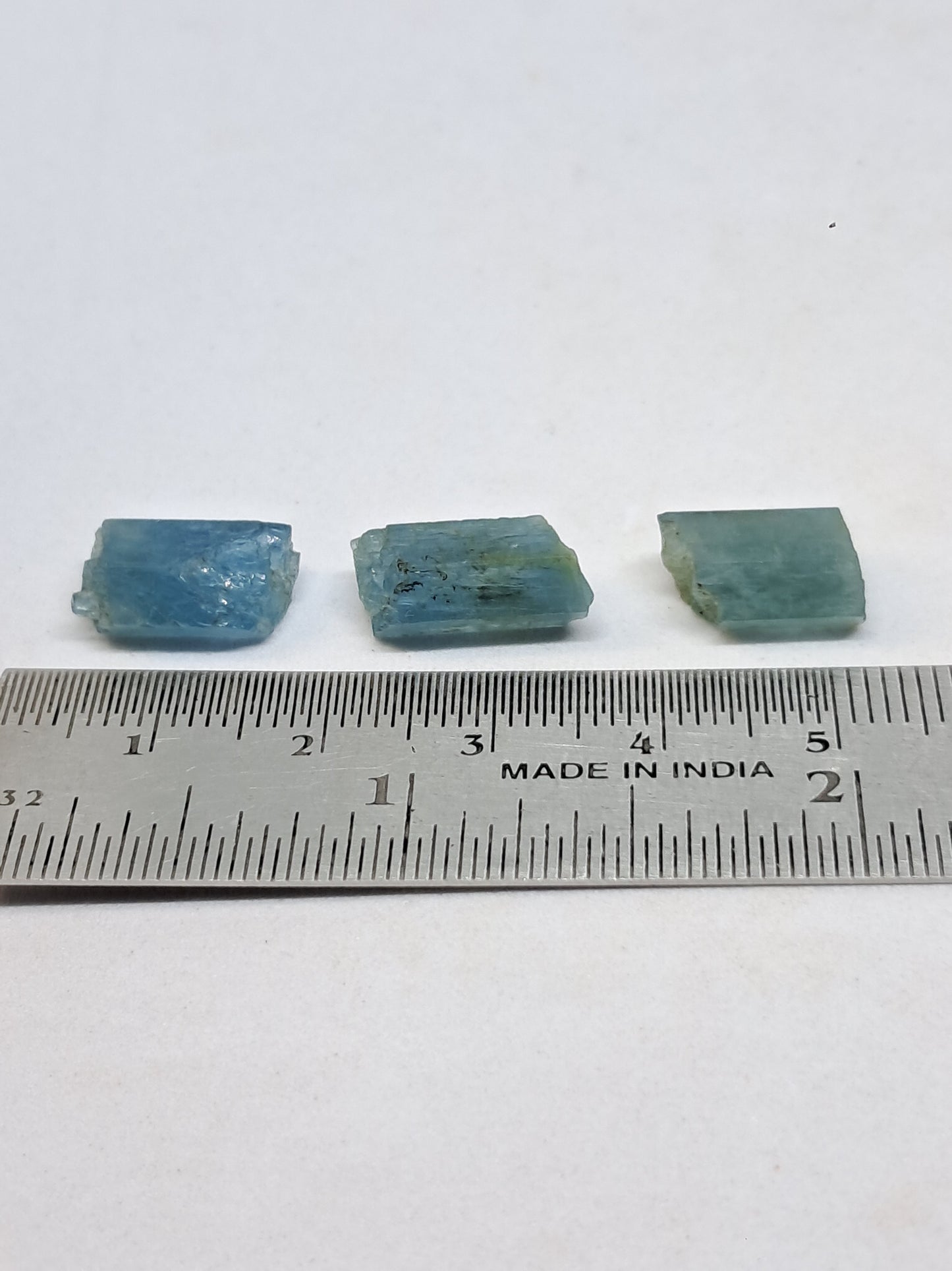Conjunto de 3 Aguamarinas (Karur) Cristales Hexagonales en Bruto | Ejemplar Mineral n.° AQM28