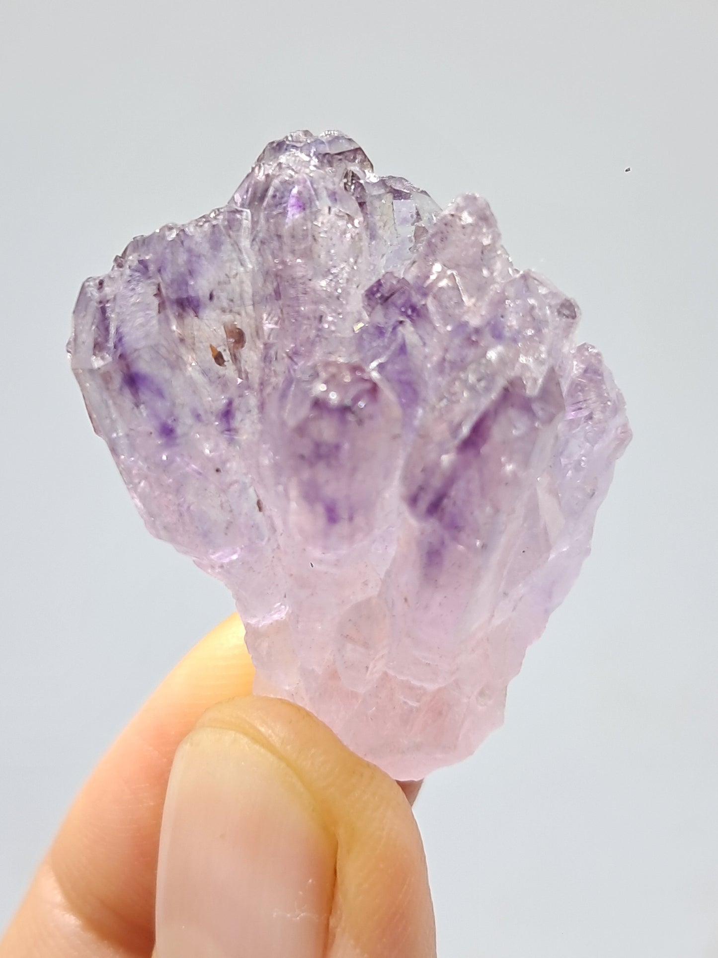Cúmulo de cetro de amatista con rutilo y arcoíris (Karur) | Piedra natural | Ejemplar mineral n.° KA81