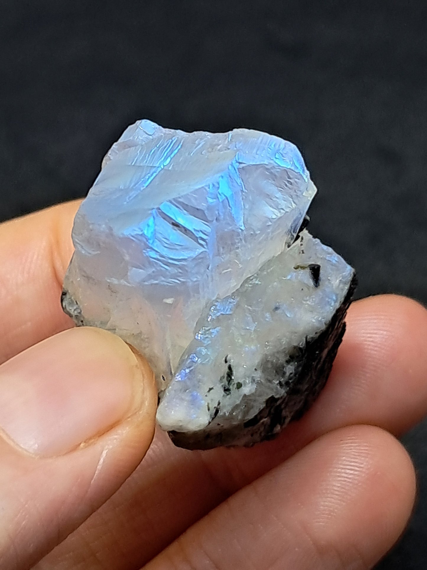 Piedra lunar arcoíris de alta calidad (Odisha) en bruto | Roca natural n.° MN10