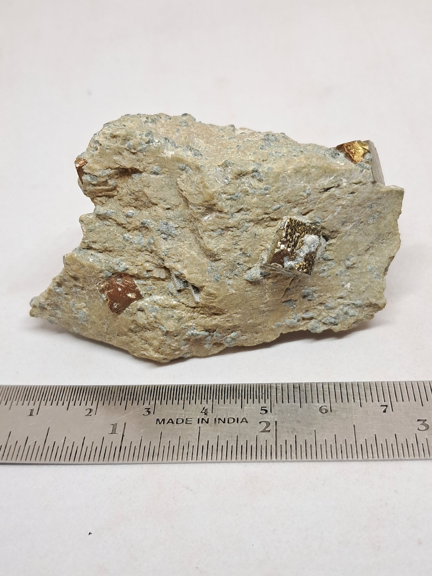 Cubos de pirita en matriz (España) Cristal natural | Ejemplar mineral n.° PR15