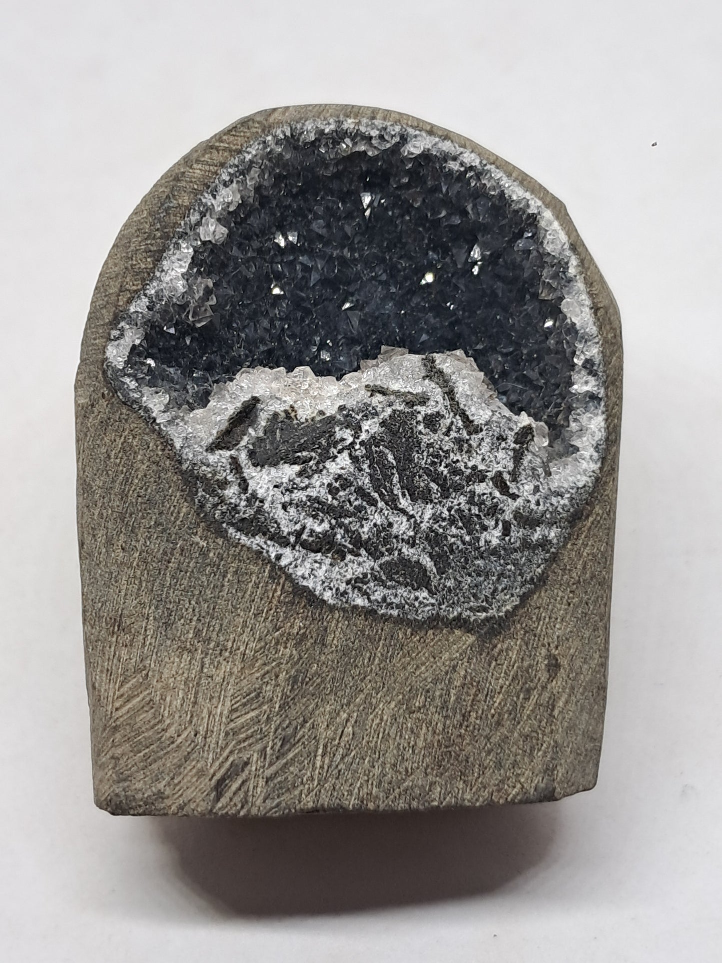 Calcedonia negra en geoda de basalto (Nashik) | Cristal natural | Ejemplar mineral n.° BC21