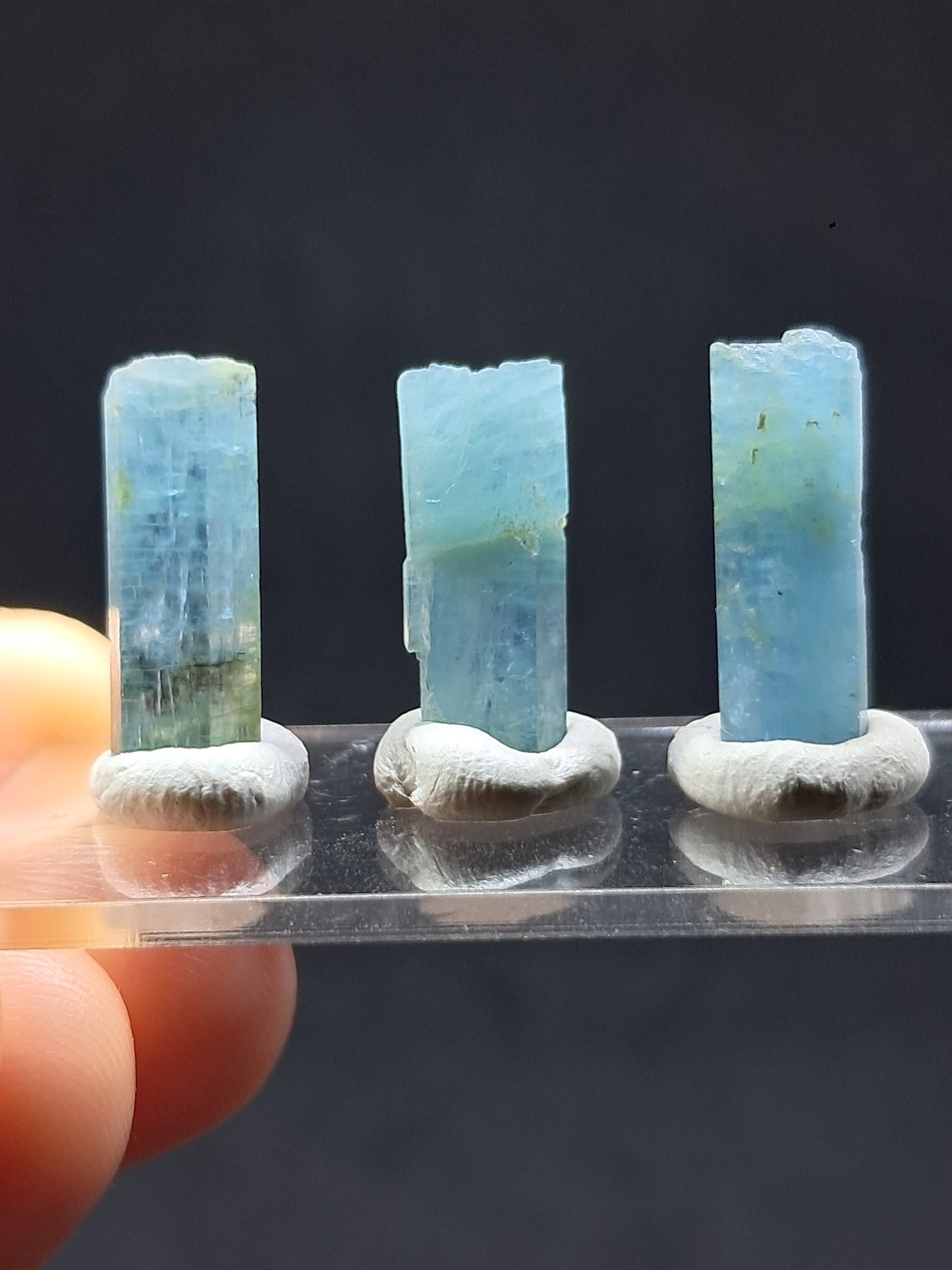 Conjunto de 3 Aguamarinas (Karur) Cristales Hexagonales en Bruto | Ejemplar Mineral n.° AQM27