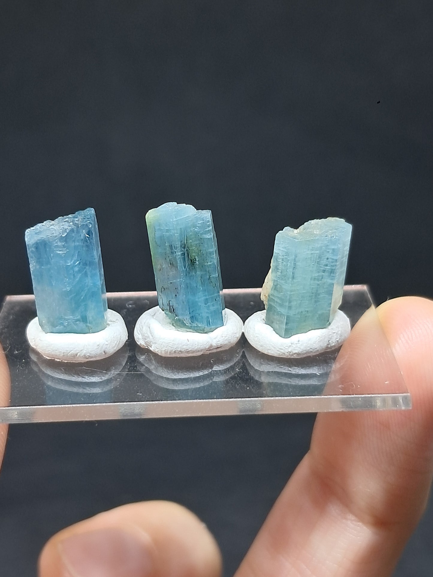 Conjunto de 3 Aguamarinas (Karur) Cristales Hexagonales en Bruto | Ejemplar Mineral n.° AQM28