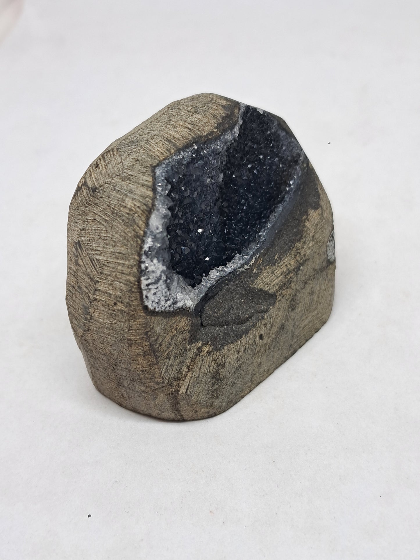 Calcedonia negra en geoda de basalto (Nashik) | Cristal natural | Ejemplar mineral n.° BC19