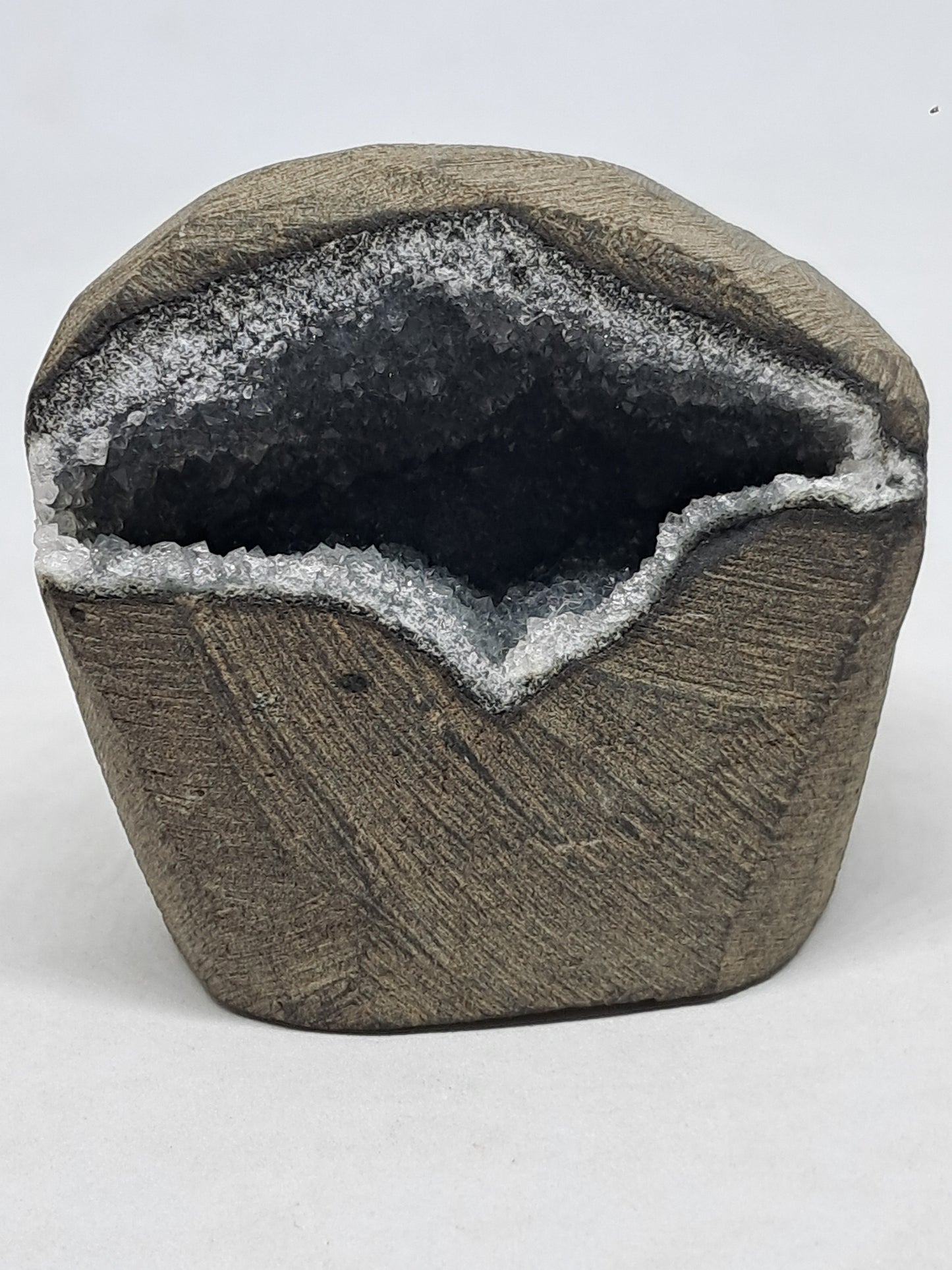 Calcedonia negra en geoda de basalto (Nashik) | Cristal natural | Ejemplar mineral n.° BC22