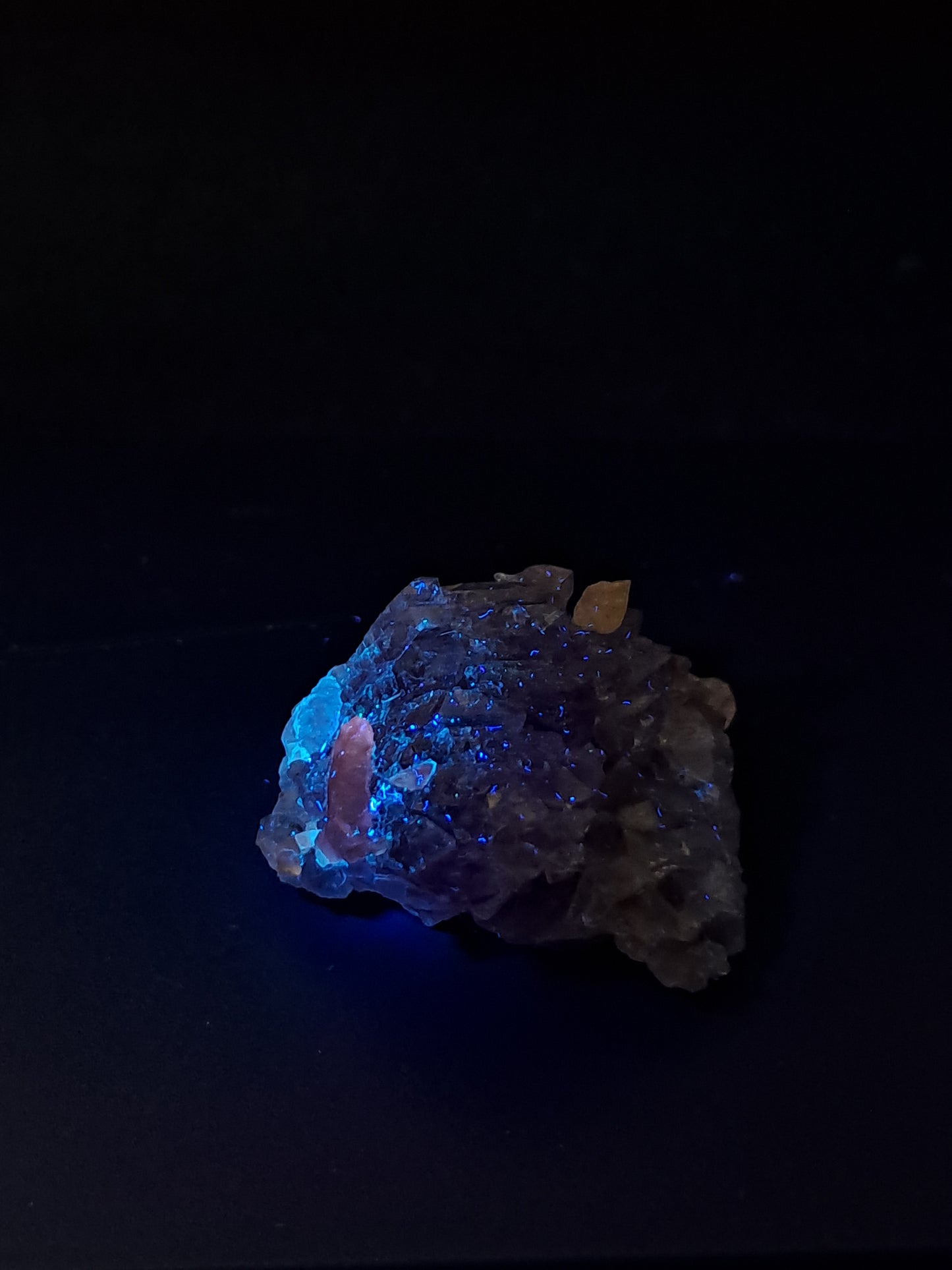 Amatista en forma de cetro con calcita reactiva a los rayos UV (Karur) | Cristal en bruto | Piedra natural | Ejemplar mineral n.° KA131