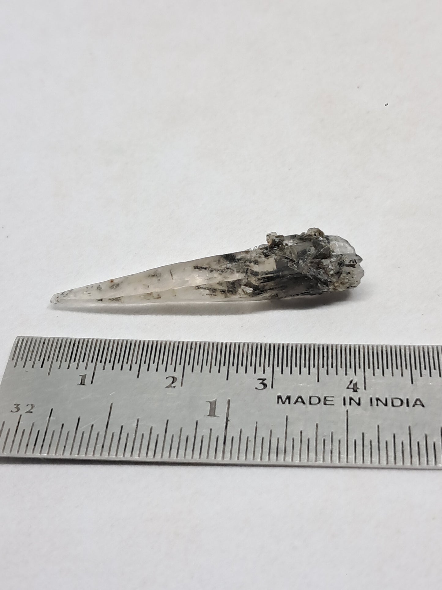 Punta de cristal de cuarzo turmalinado (karur), piedra natural | Ejemplar mineral n.° TQ27