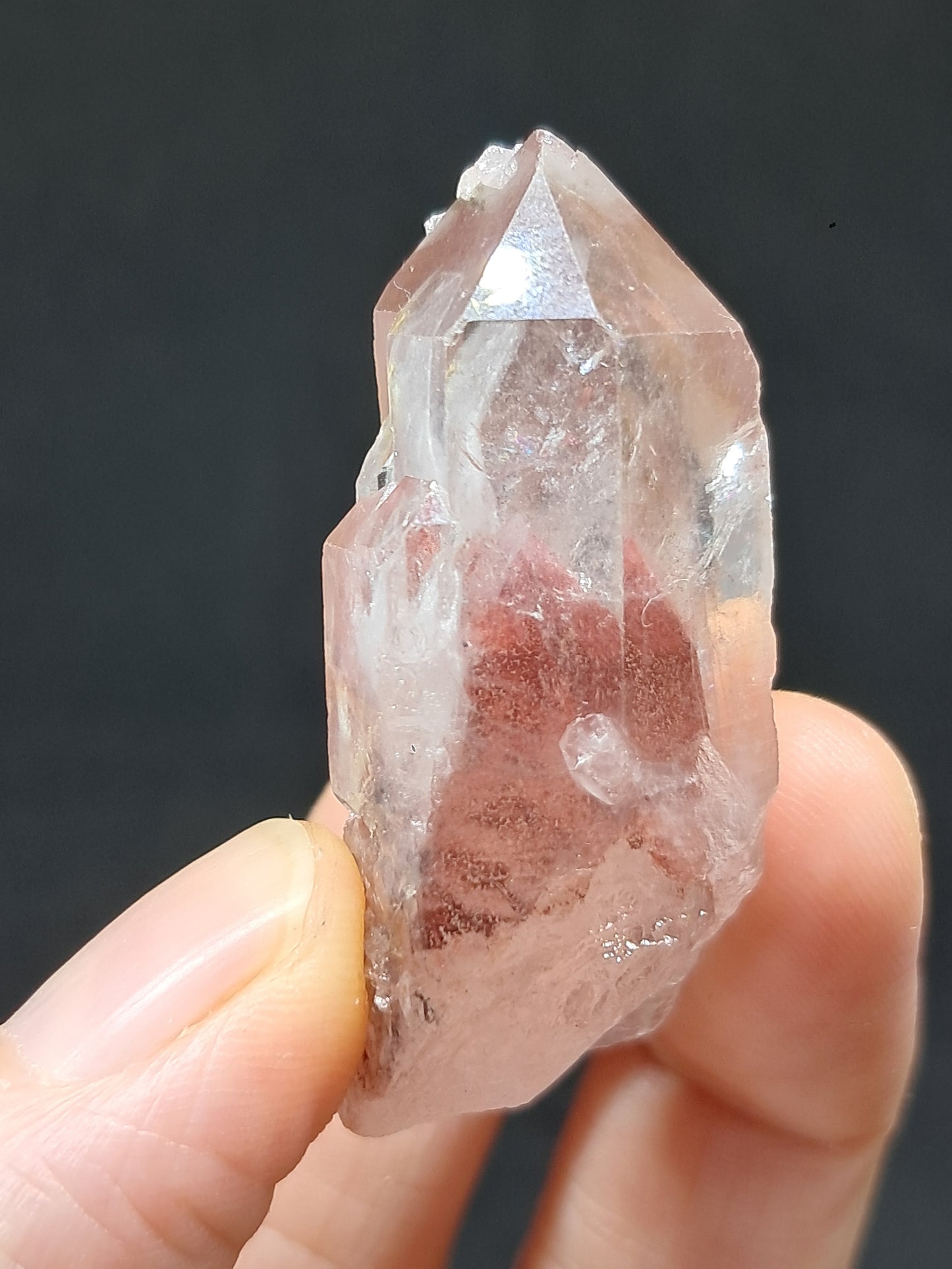 Punta de cristal natural de cuarzo fantasma hematita (Telangana) | Ejemplar mineral n.° HPQ15