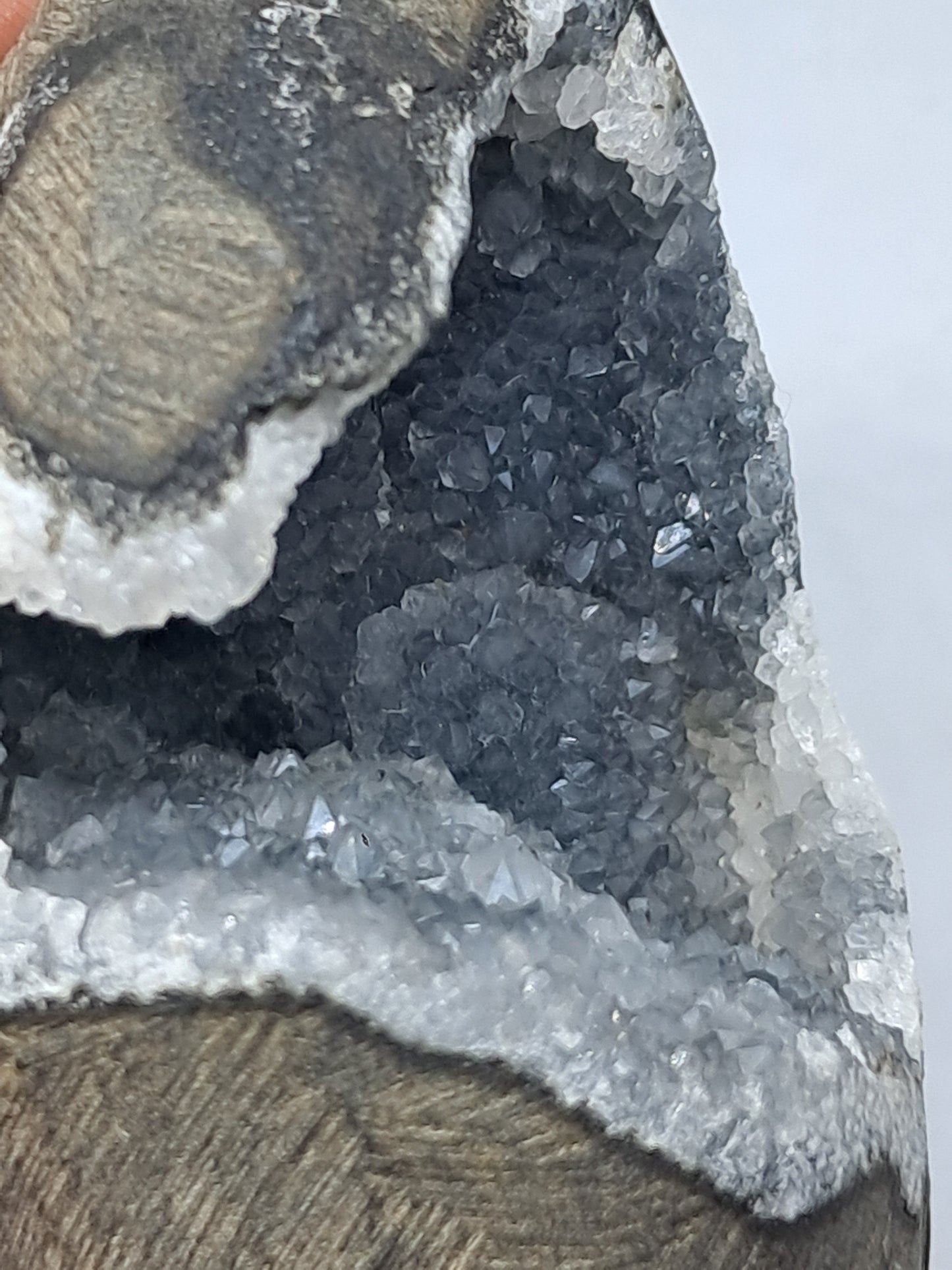 Calcedonia gris/azul en geoda de basalto (Nashik) | Cristal natural | Ejemplar mineral n.° BC10