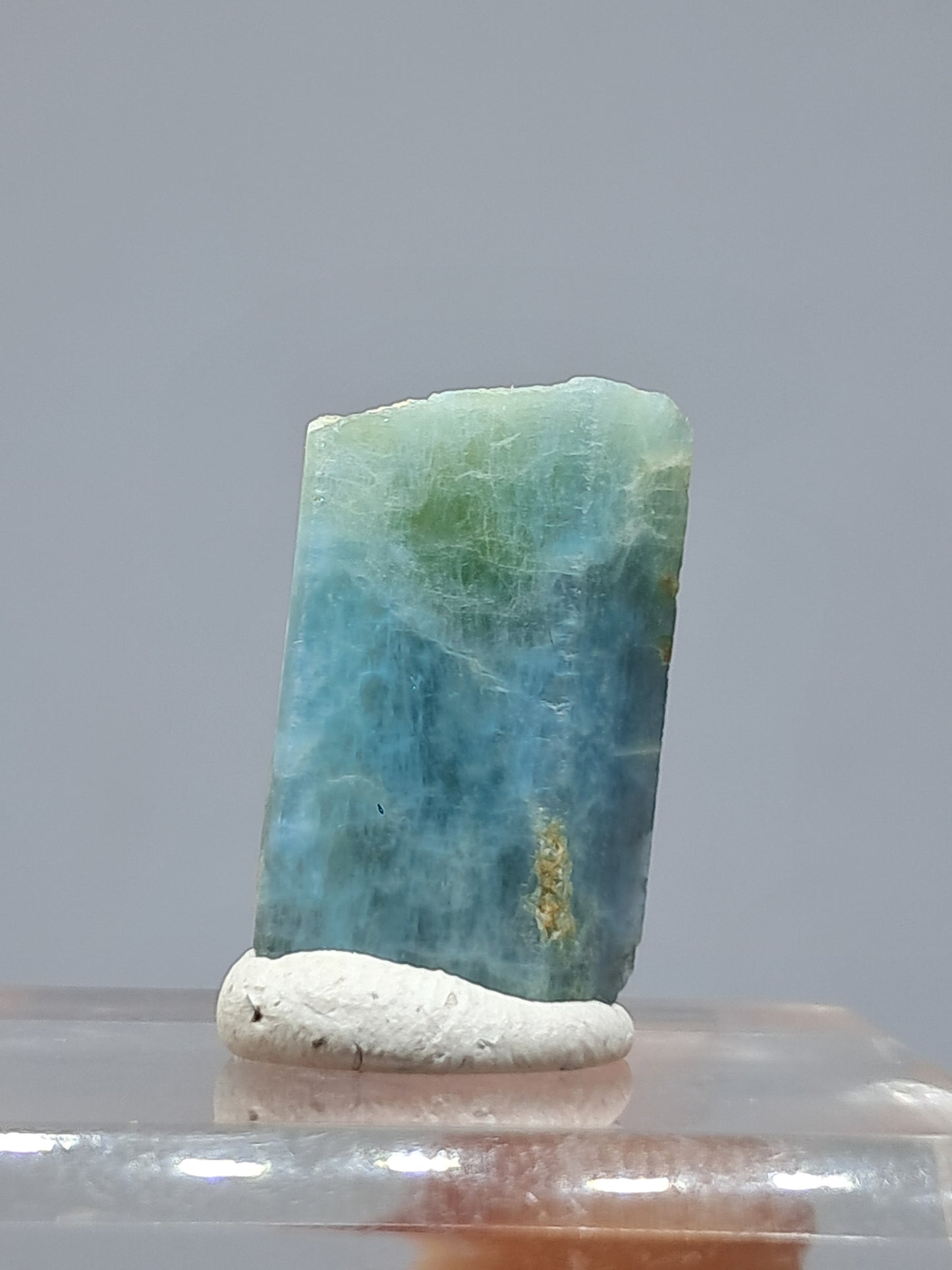 Aguamarina de alta calidad (Karur) en bruto, cristal hexagonal | Ejemplar mineral n.° AQM16