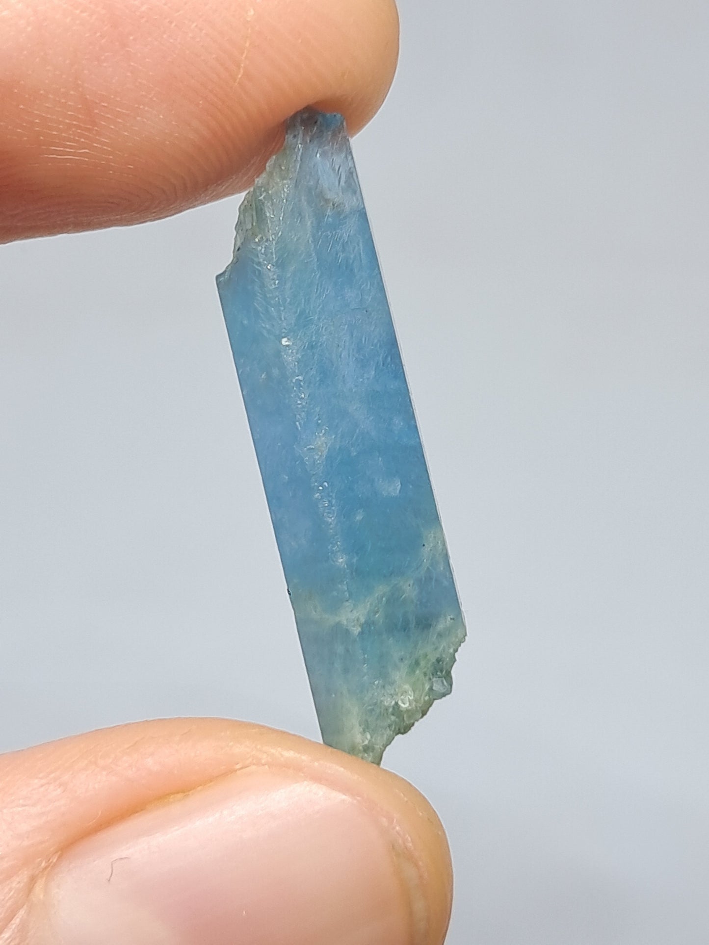 Aguamarina de alta calidad (Karur) en bruto, cristal hexagonal | Ejemplar mineral n.° AQM18