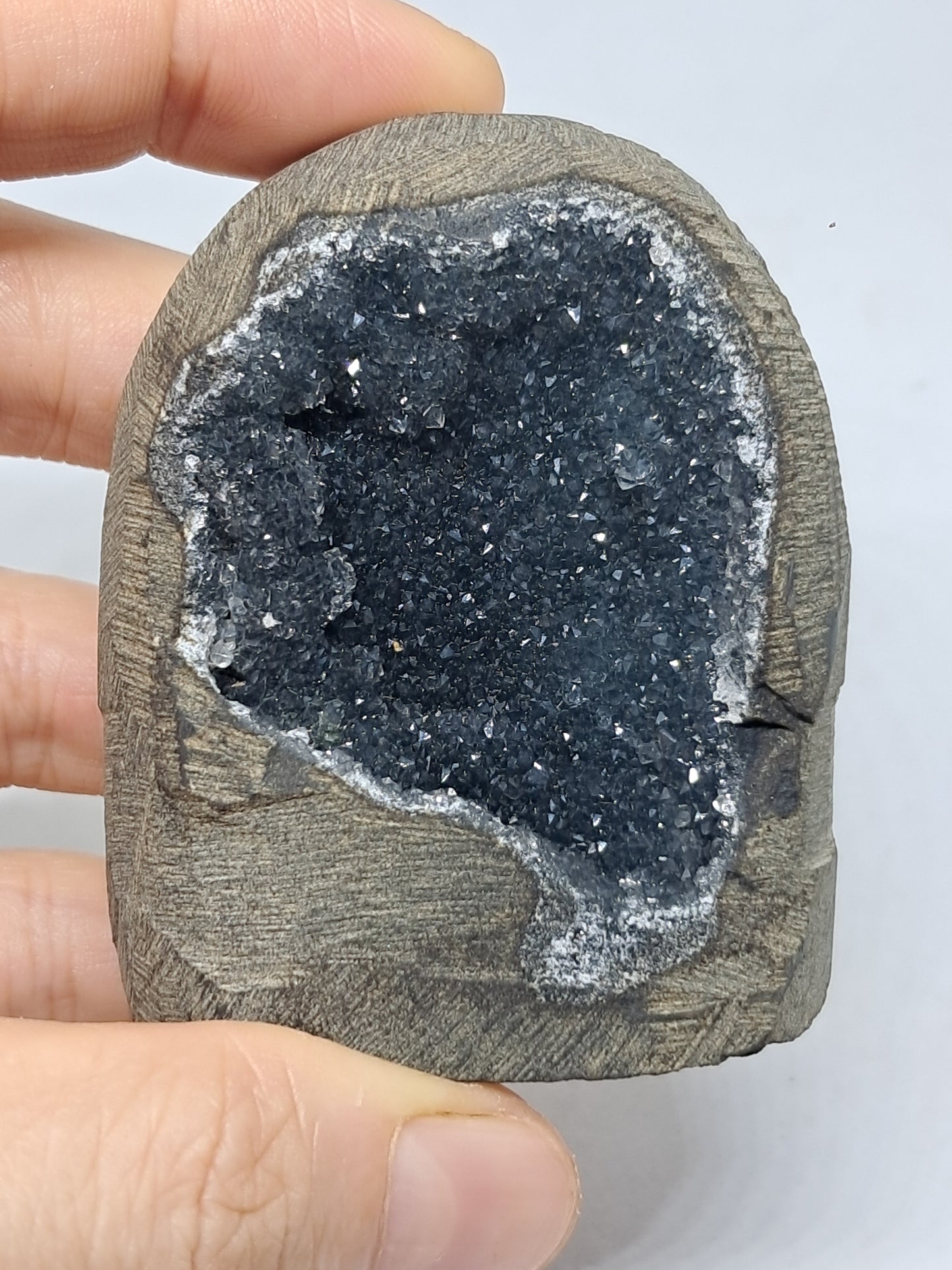 Calcedonia negra en geoda de basalto (Nashik) | Cristal natural | Ejemplar mineral n.° BC11