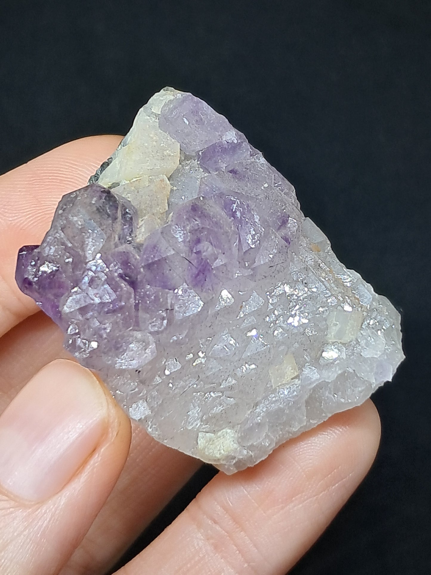 Amatista Elestial sobre cuarzo con feldespato (Karur) | Aglomerado de cristales en bruto | Piedra natural | Ejemplar mineral n.° KA125