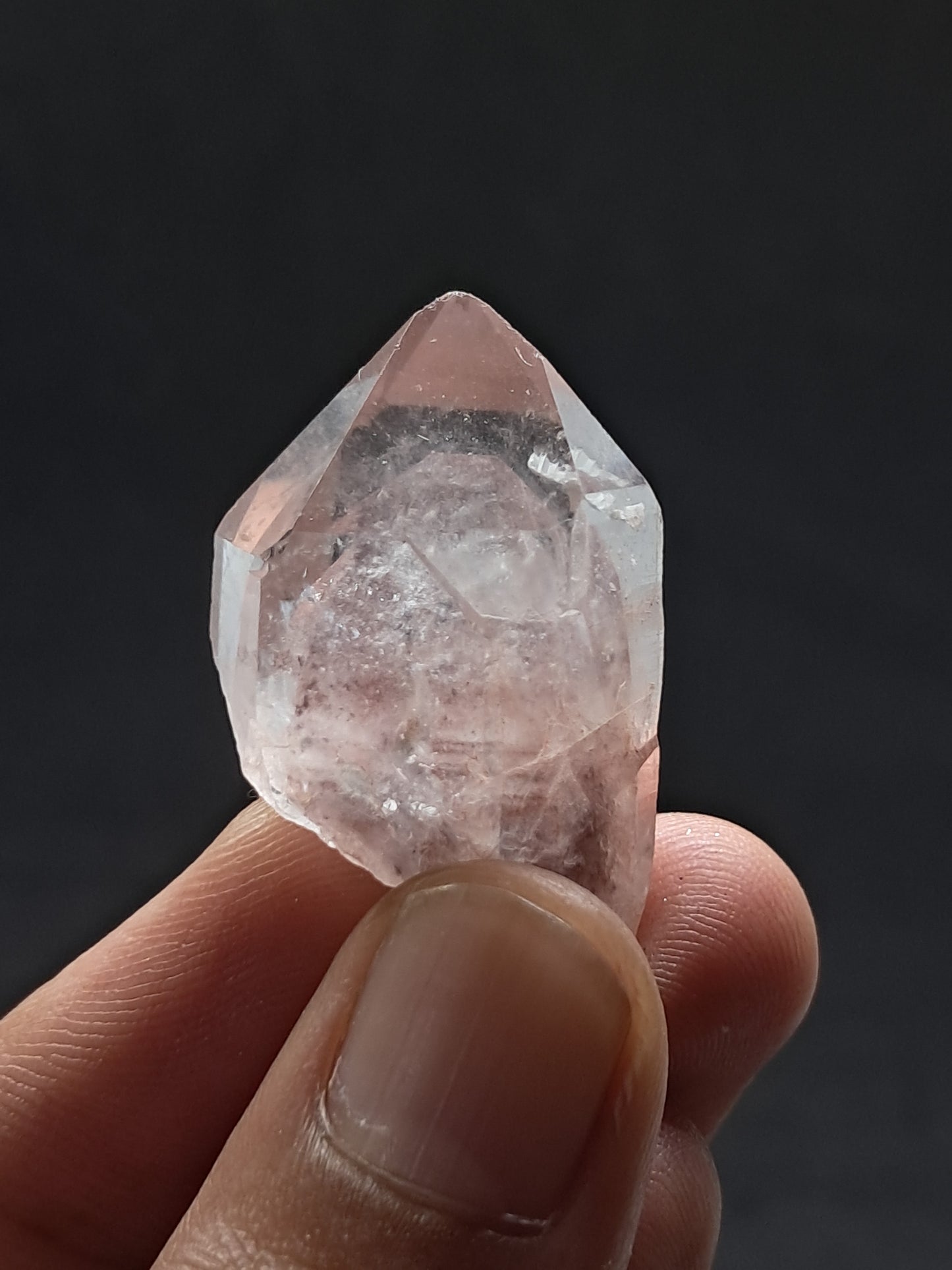 Punta de cristal natural de cuarzo fantasma hematita (Telangana) | Ejemplar mineral n.° HPQ35