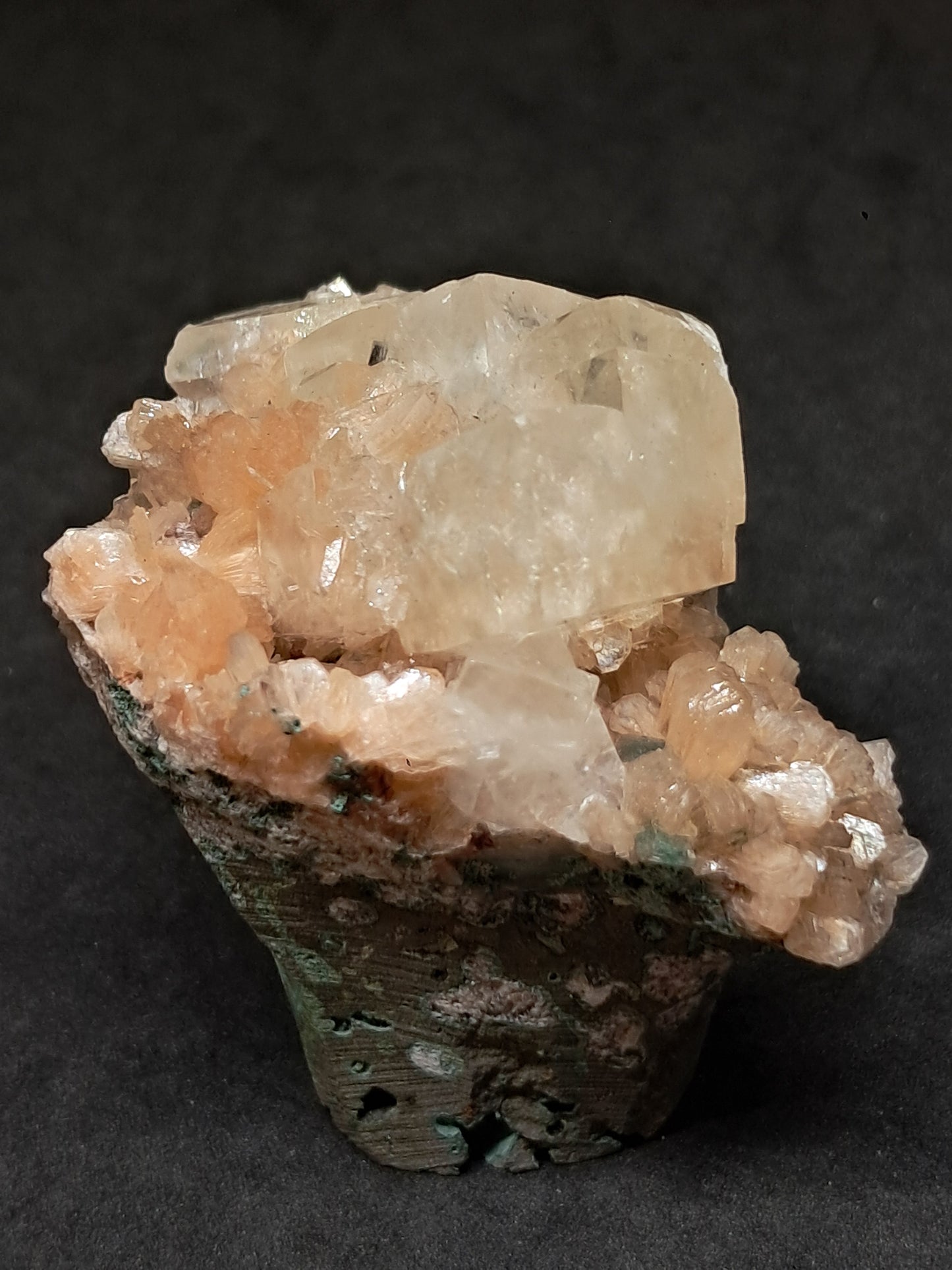 Calcita con estellerita en matriz de basalto (Ajanta) Cristal natural | Piedra en bruto | Muestra mineral #CA40