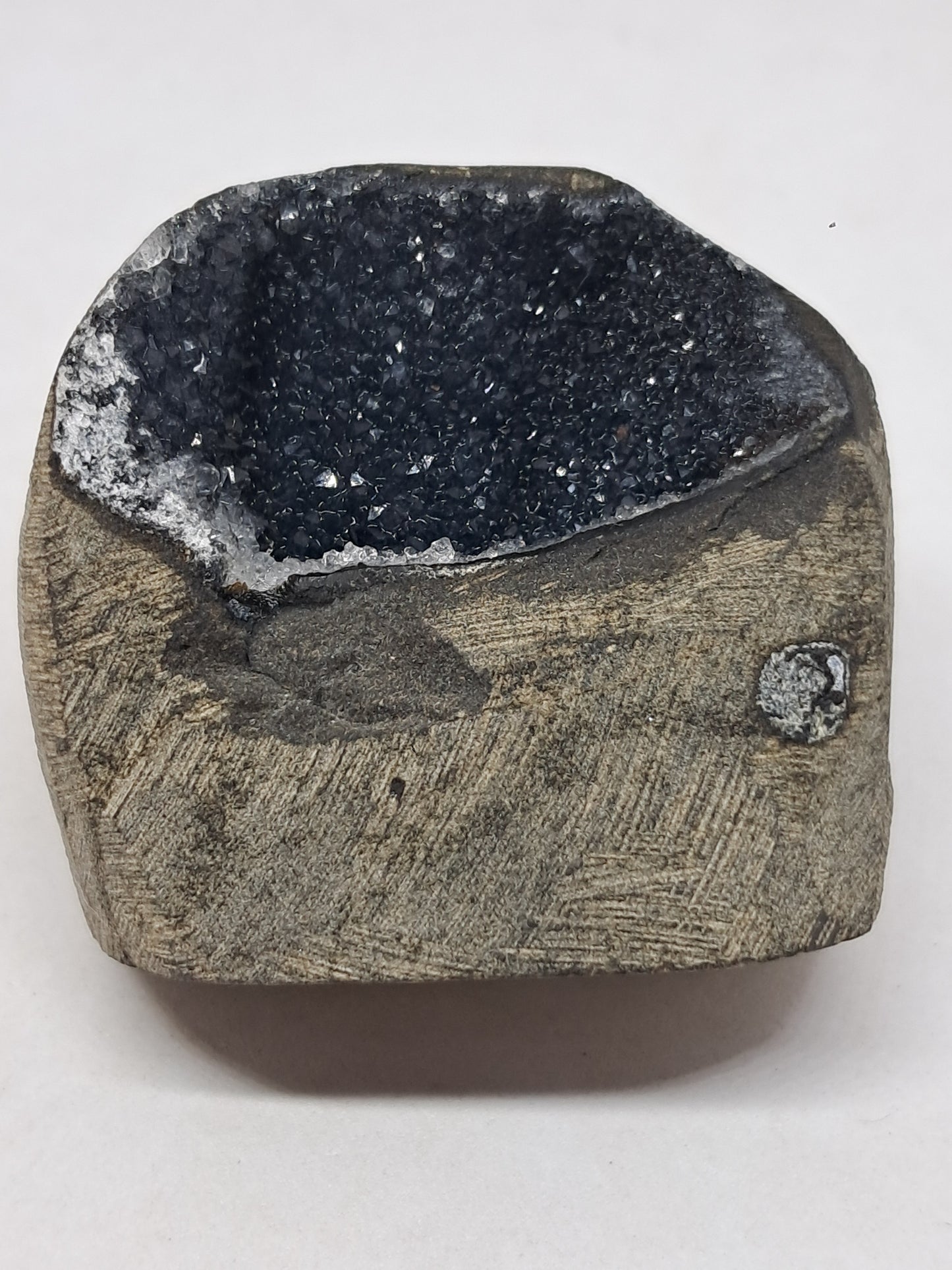 Calcedonia negra en geoda de basalto (Nashik) | Cristal natural | Ejemplar mineral n.° BC19