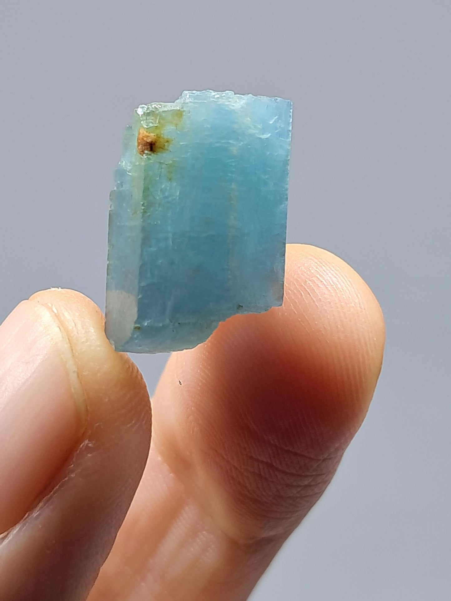Aguamarina de alta calidad (Karur) en bruto, cristal hexagonal | Ejemplar mineral n.° AQM15