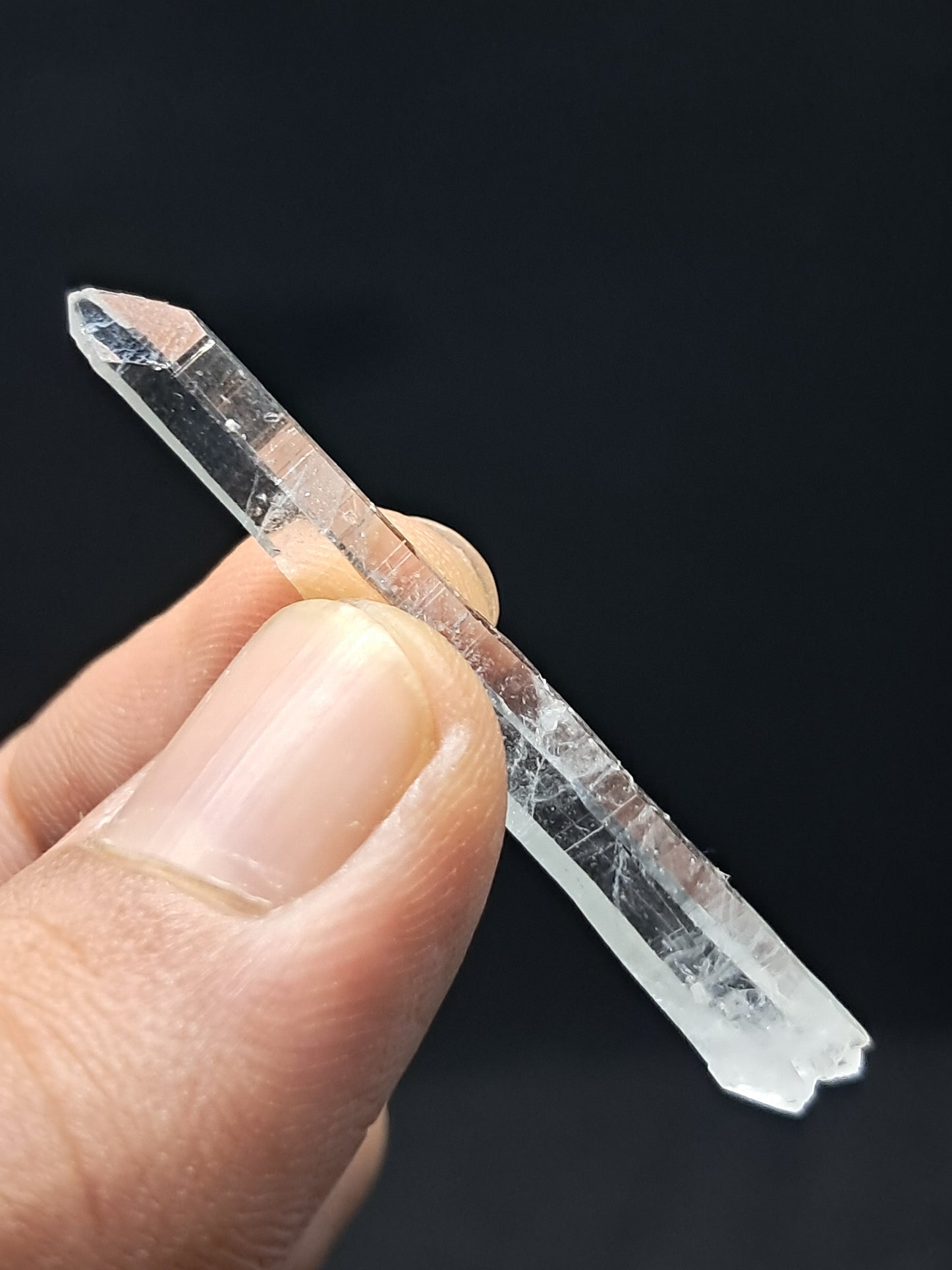 Punta natural de cuarzo láser biterminado y autorreparado (Santander, Colombia) | Ejemplar mineral n.° COQ3