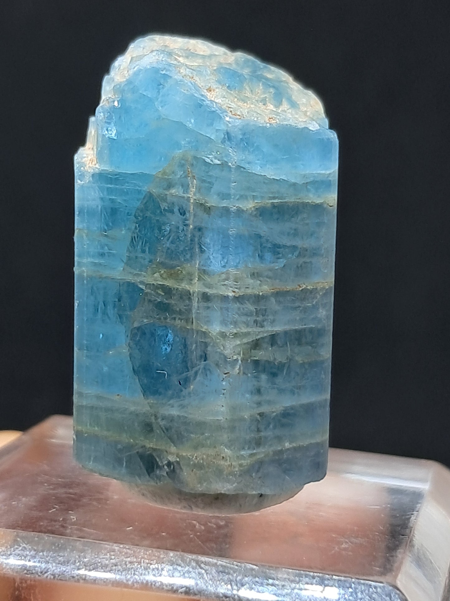 Aguamarina de alta calidad (Karur) en bruto, cristal hexagonal | Ejemplar mineral n.° AQM17