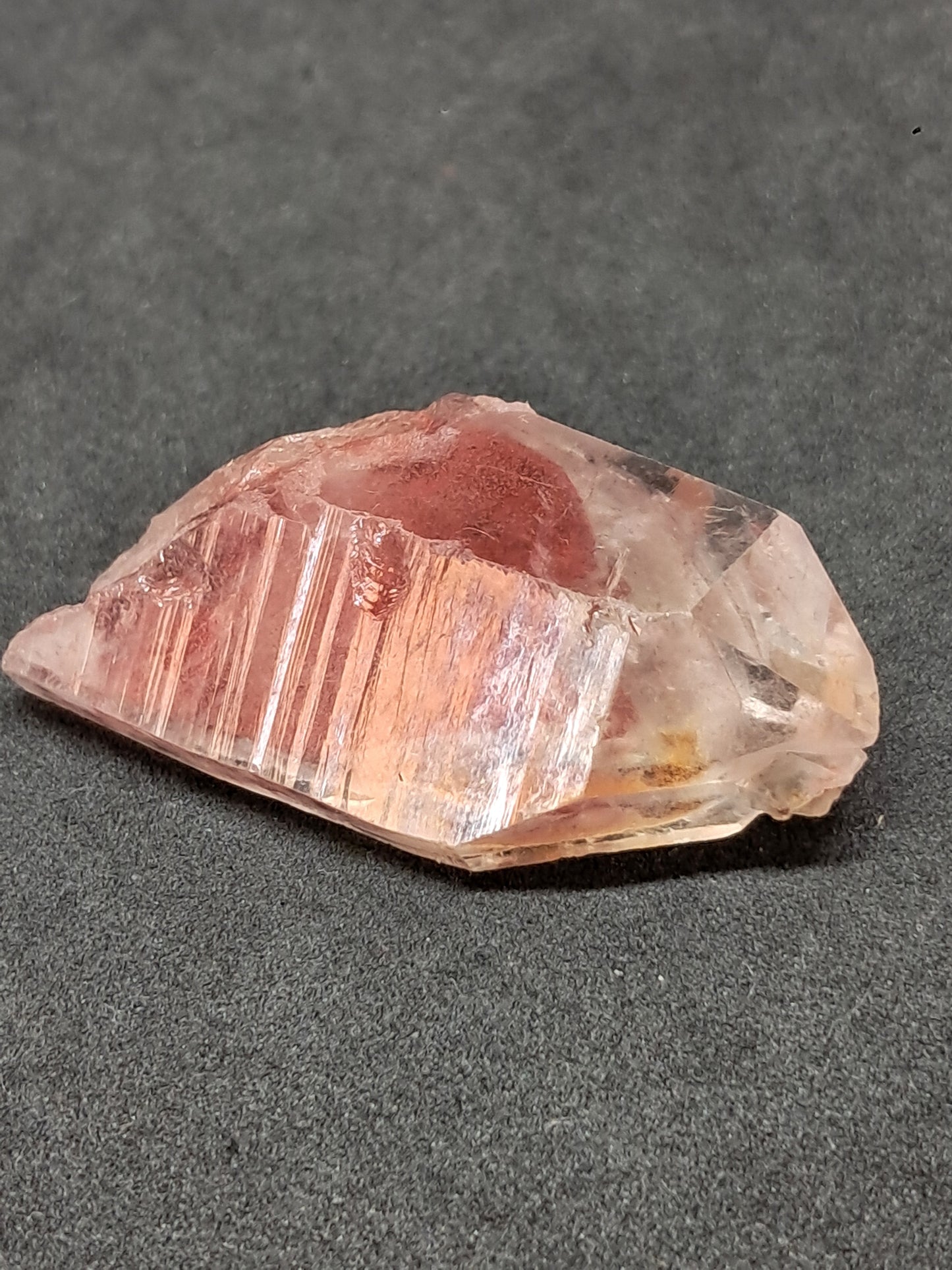 Punta de cristal natural de cuarzo fantasma hematita (Telangana) | Ejemplar mineral n.° HPQ15