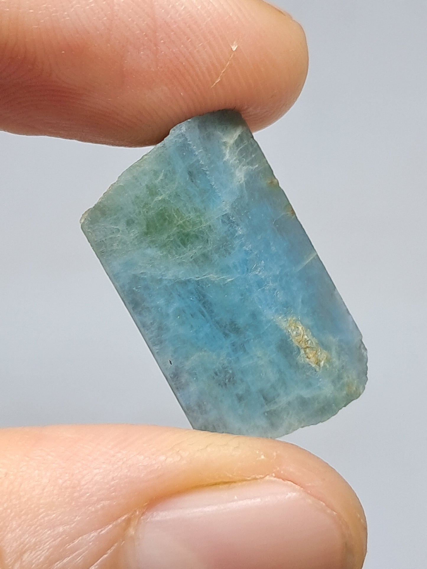 Aguamarina de alta calidad (Karur) en bruto, cristal hexagonal | Ejemplar mineral n.° AQM16