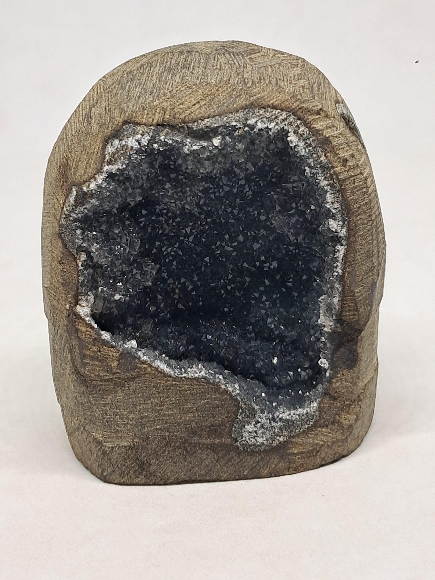 Calcedonia negra en geoda de basalto (Nashik) | Cristal natural | Ejemplar mineral n.° BC11