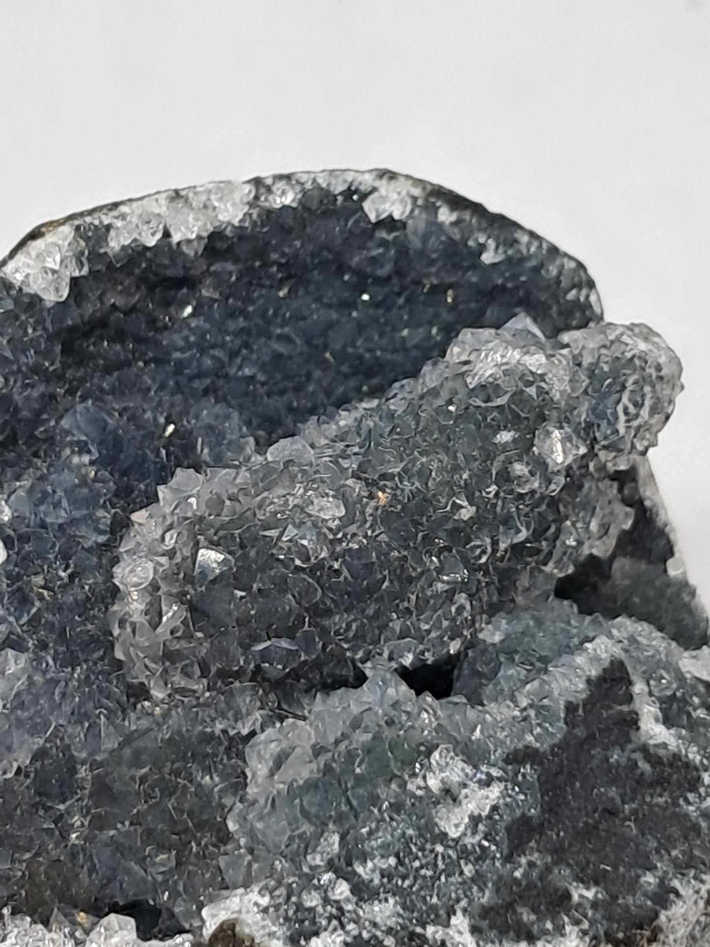 Calcedonia negra en geoda de basalto (Nashik) | Cristal natural | Ejemplar mineral n.° BC15