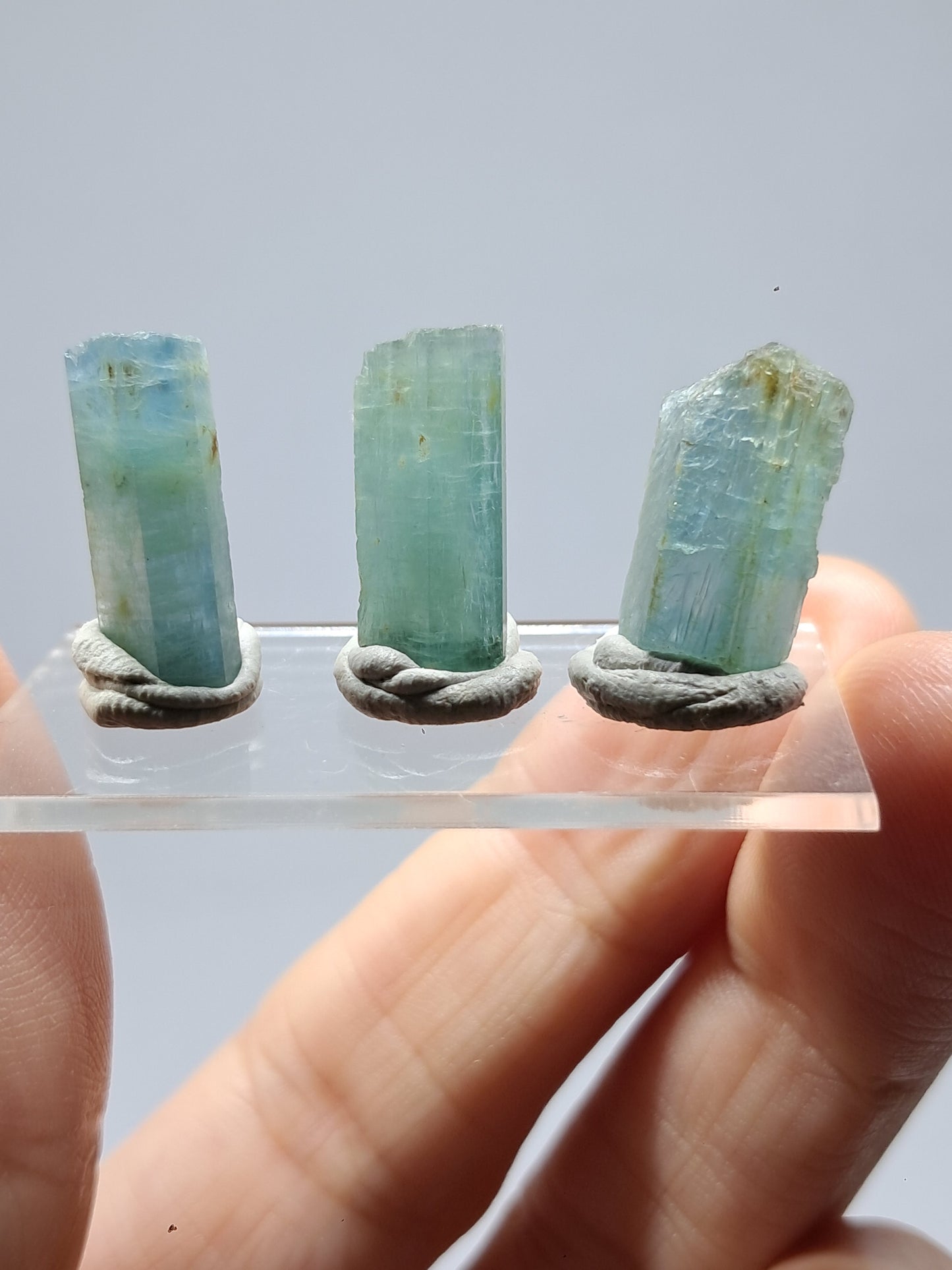Conjunto de 3 Aguamarinas (Karur) Cristales Hexagonales en Bruto | Ejemplar Mineral n.° AQM26