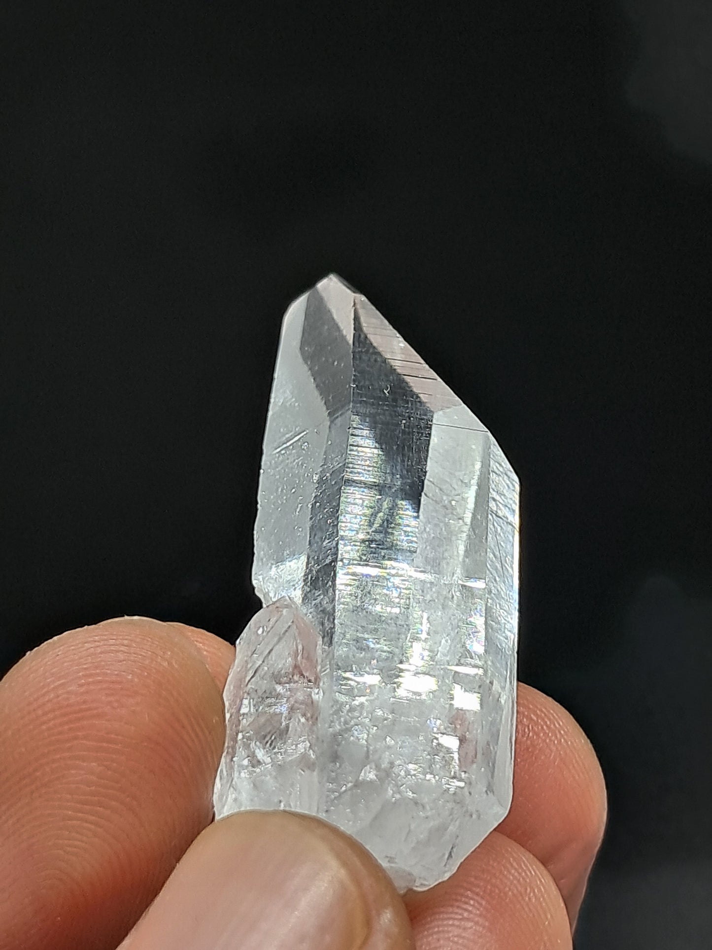 Cristal prismático de cuarzo transparente (Santander, Colombia) Punta natural | Ejemplar mineral n.° COQ24