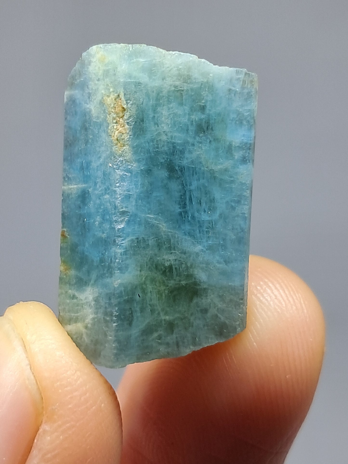 Aguamarina de alta calidad (Karur) en bruto, cristal hexagonal | Ejemplar mineral n.° AQM16